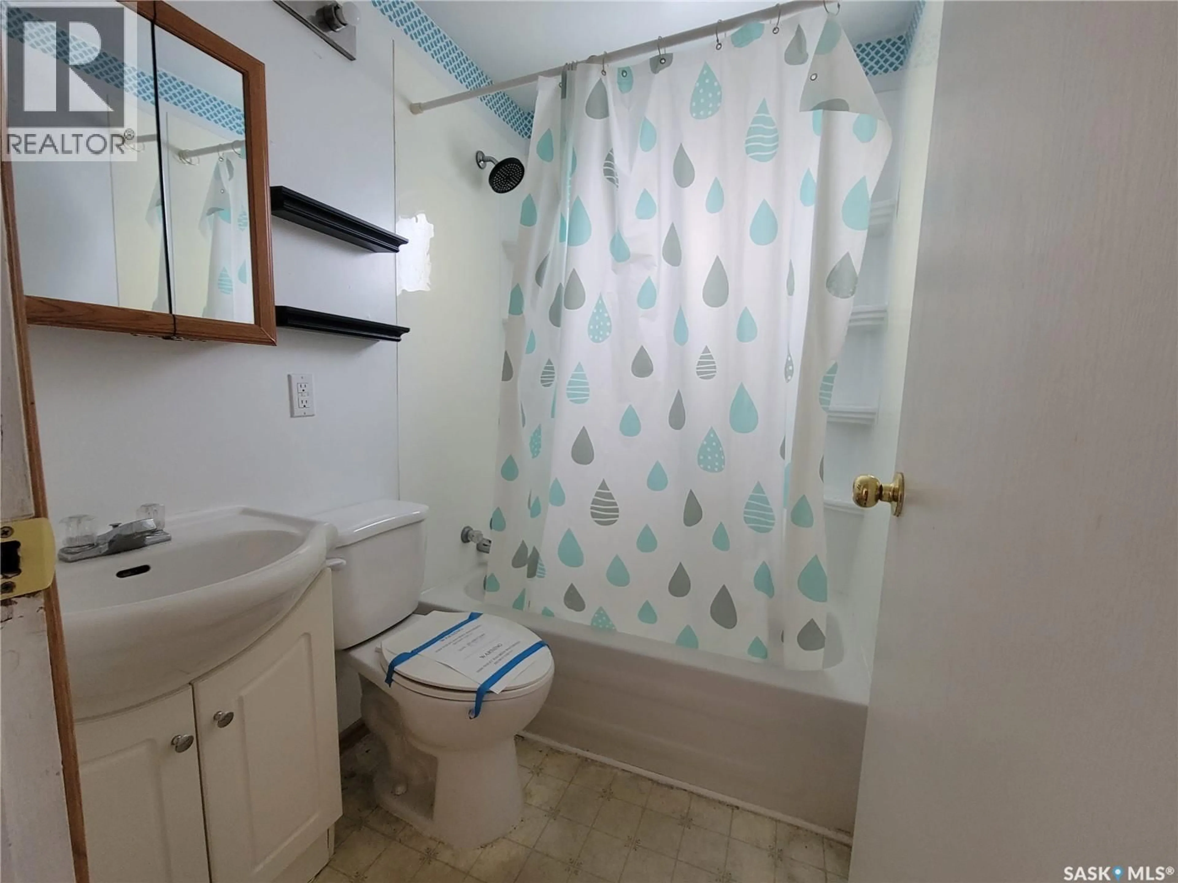 Standard bathroom, floor is not visible for 1262 109TH STREET, Battleford Saskatchewan S9A2E8