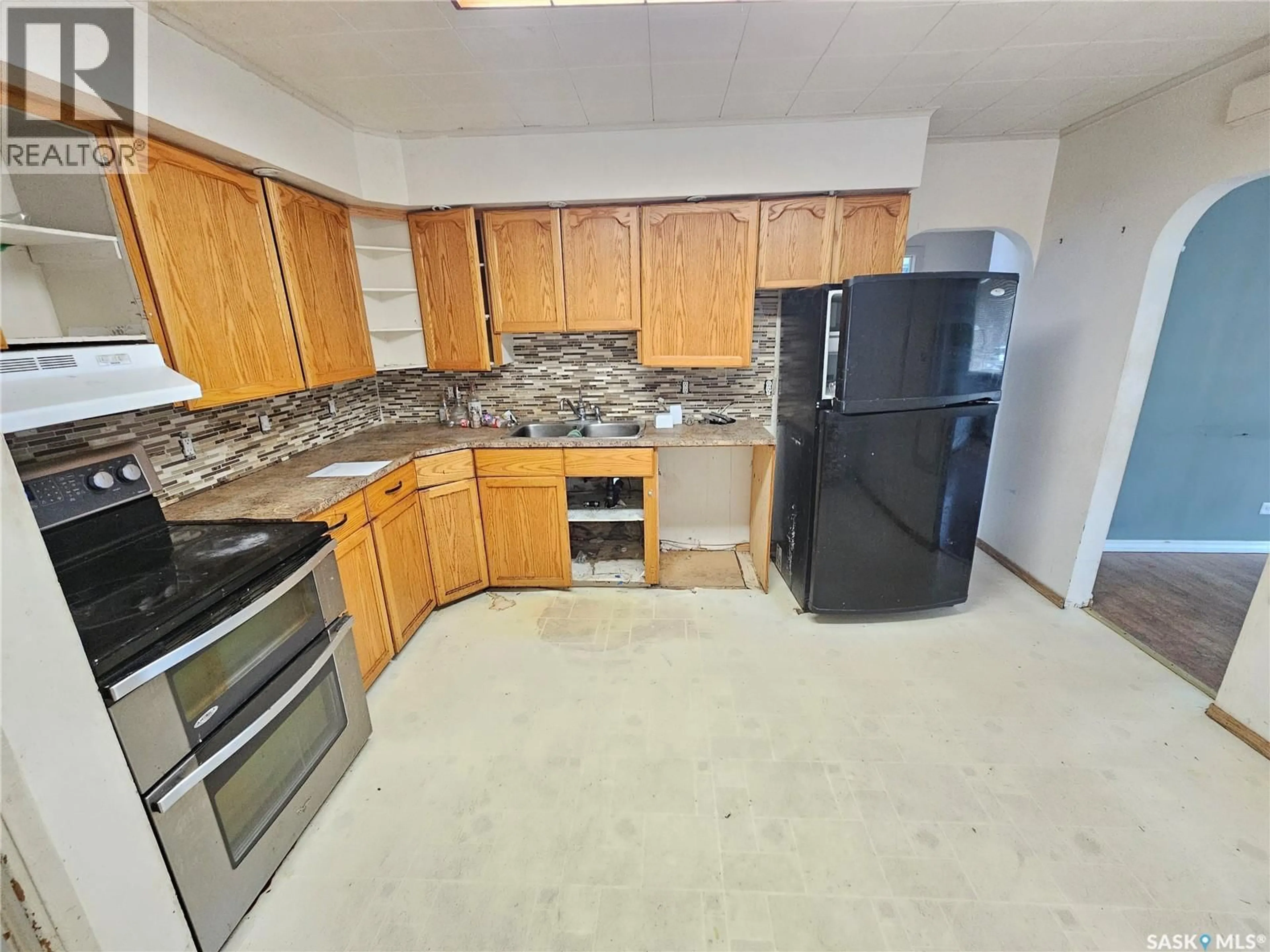 Standard kitchen, ceramic/tile floor for 1066 MONTGOMERY STREET, Moose Jaw Saskatchewan S6H2X1