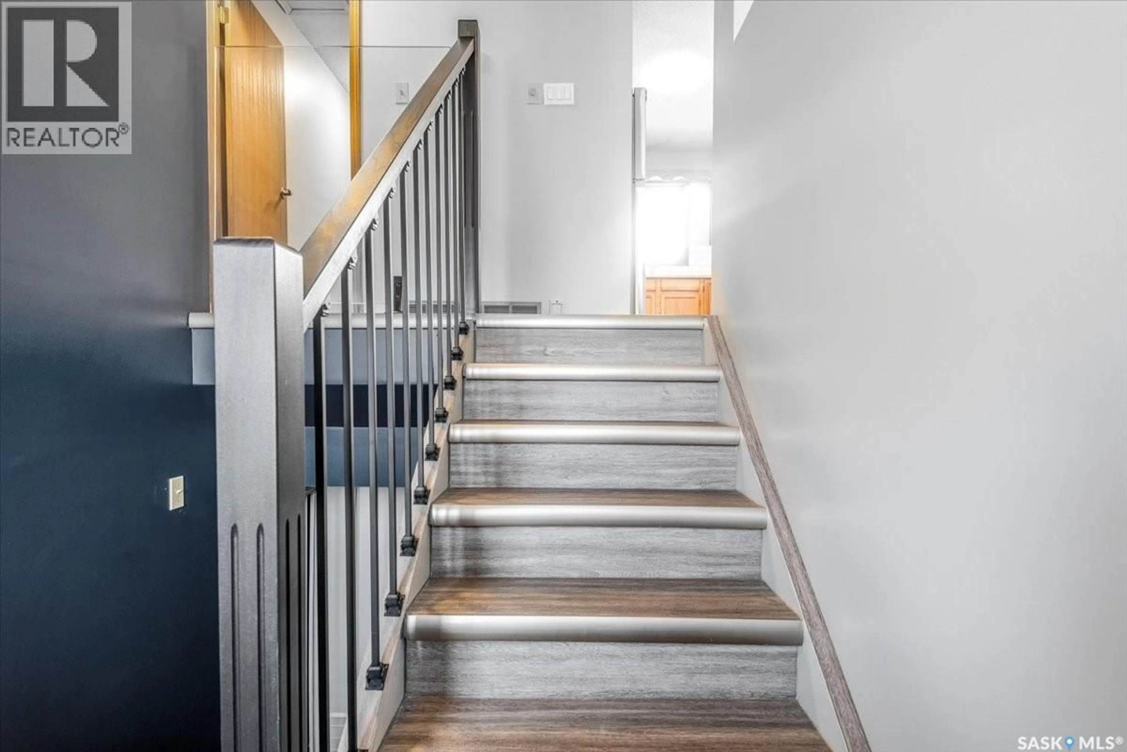 Stairs for 4317 3RD AVENUE, Regina Saskatchewan S4R0X1