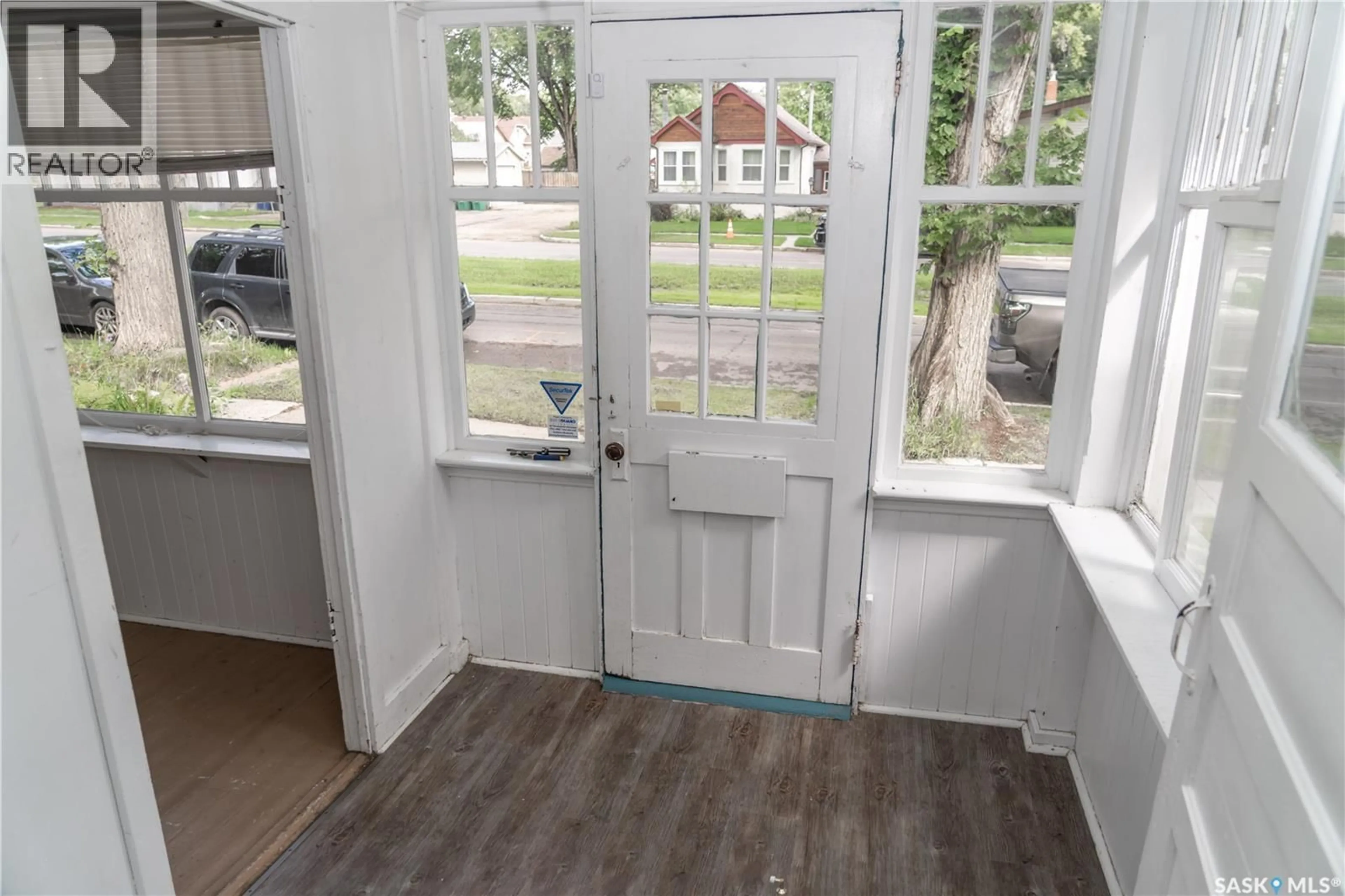 Indoor entryway for 409 29TH STREET, Saskatoon Saskatchewan S7L0M3