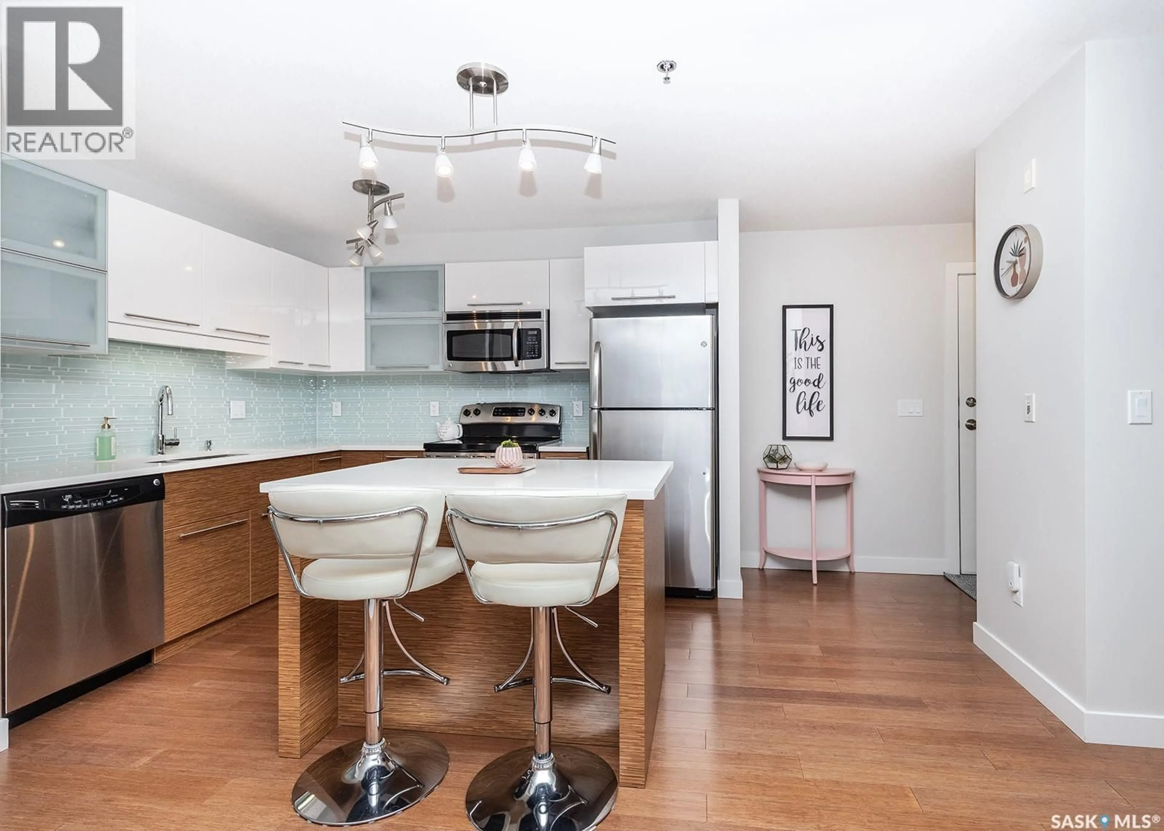 Open concept kitchen, wood/laminate floor for 208B - 415 HUNTER ROAD, Saskatoon Saskatchewan S7T1C9