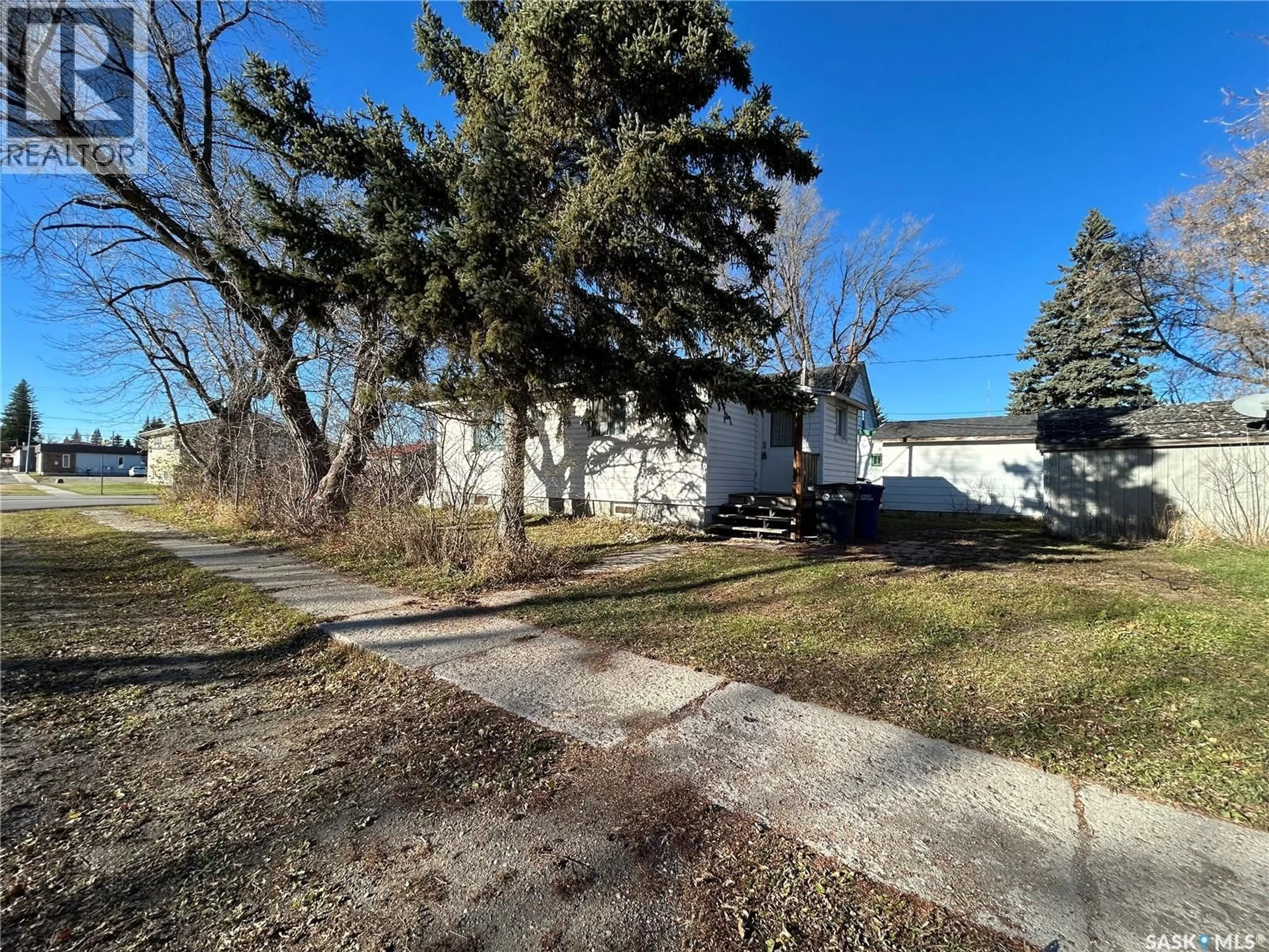A pic from outside/outdoor area/front of a property/back of a property/a pic from drone, street for 723 4TH AVENUE, Whitewood Saskatchewan S0G5C0