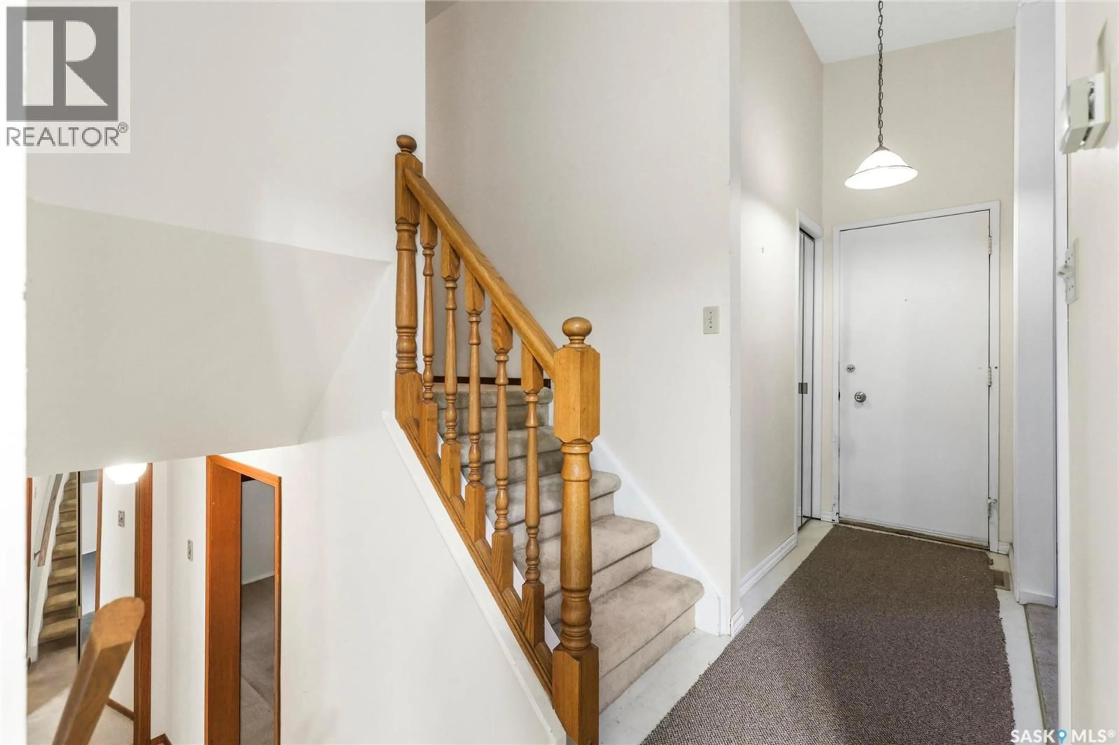 Indoor foyer for 35 WILKIE ROAD, Regina Saskatchewan S4S5Y3