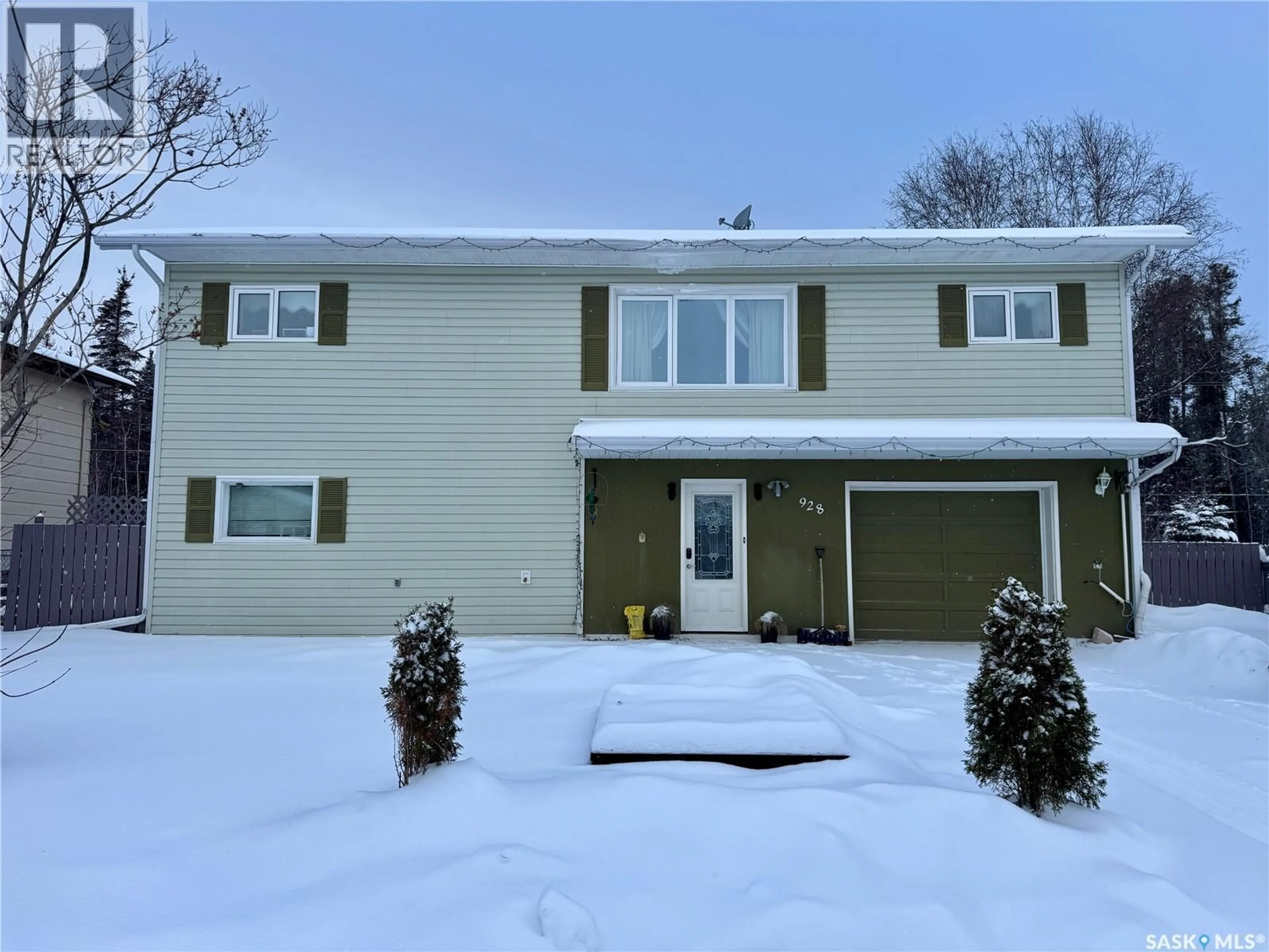 Home with vinyl exterior material, street for 928 QUANDT CRESCENT, La Ronge Saskatchewan S0J1L0
