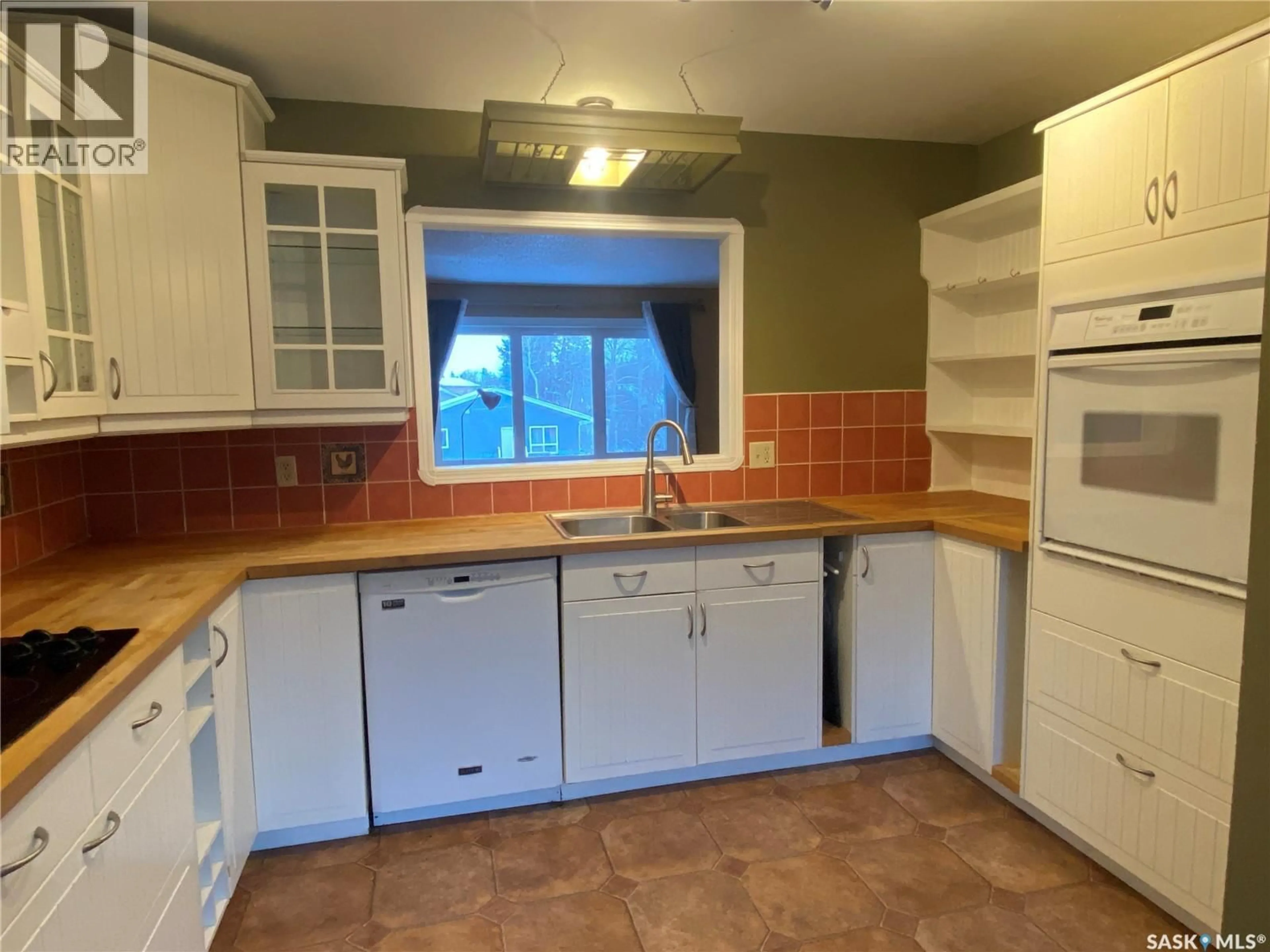 Standard kitchen, unknown for 928 QUANDT CRESCENT, La Ronge Saskatchewan S0J1L0