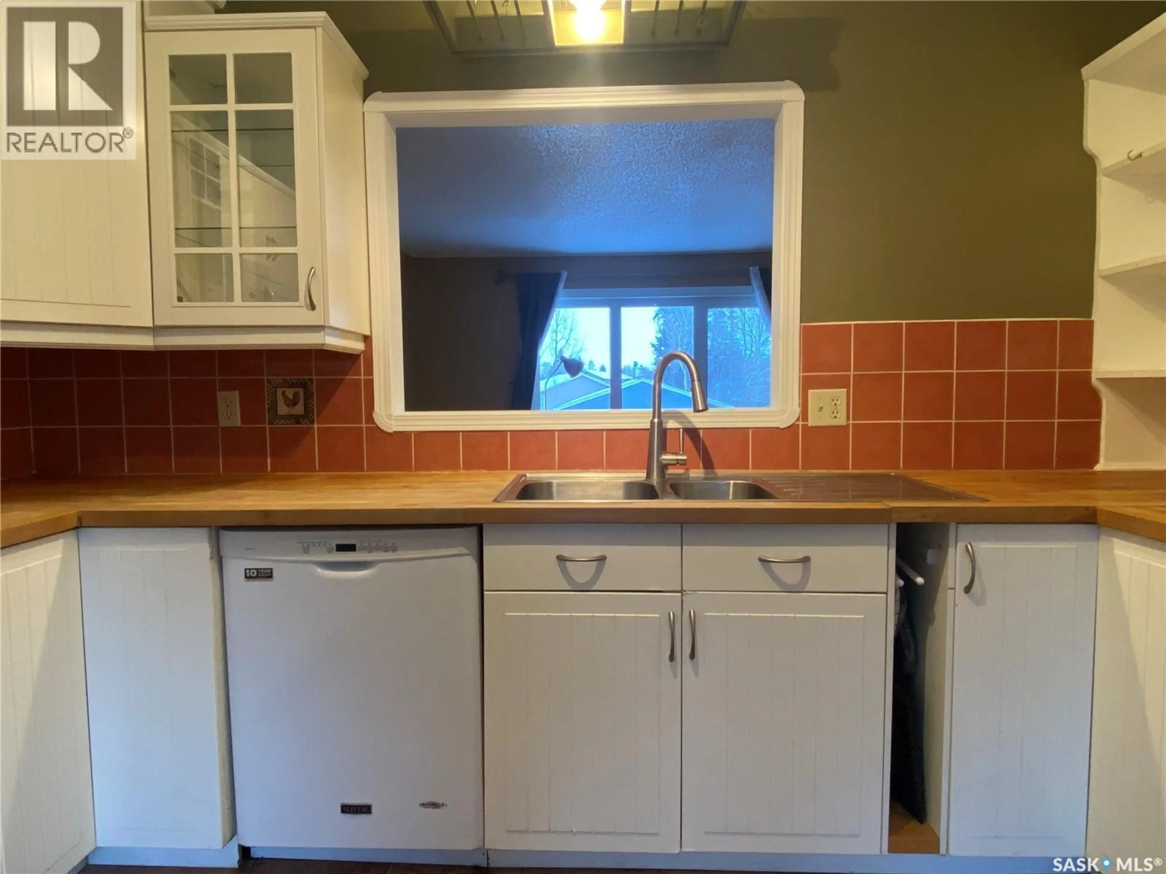 Standard kitchen, ceramic/tile floor for 928 QUANDT CRESCENT, La Ronge Saskatchewan S0J1L0