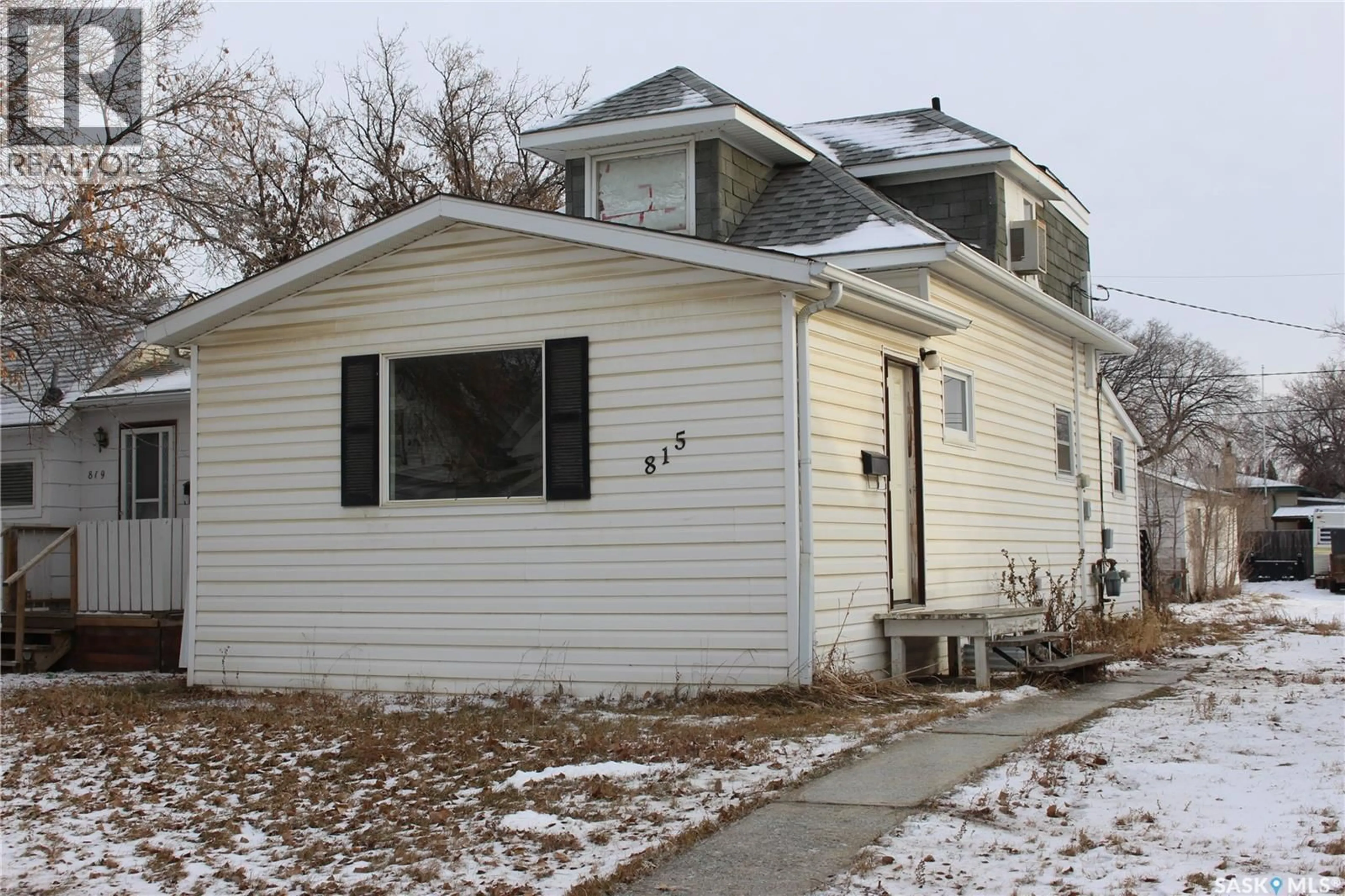Home with vinyl exterior material, street for 815 6TH AVENUE, Moose Jaw Saskatchewan S6H1L4