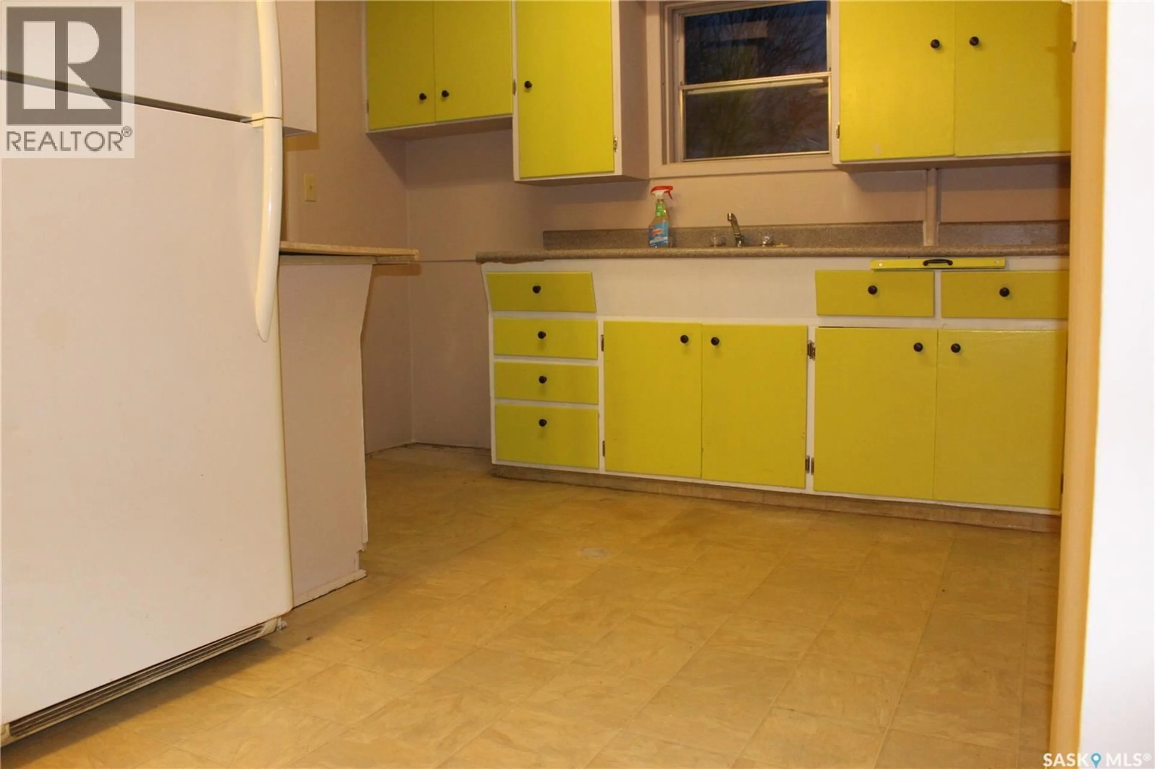 Standard kitchen, unknown for 815 6TH AVENUE, Moose Jaw Saskatchewan S6H1L4