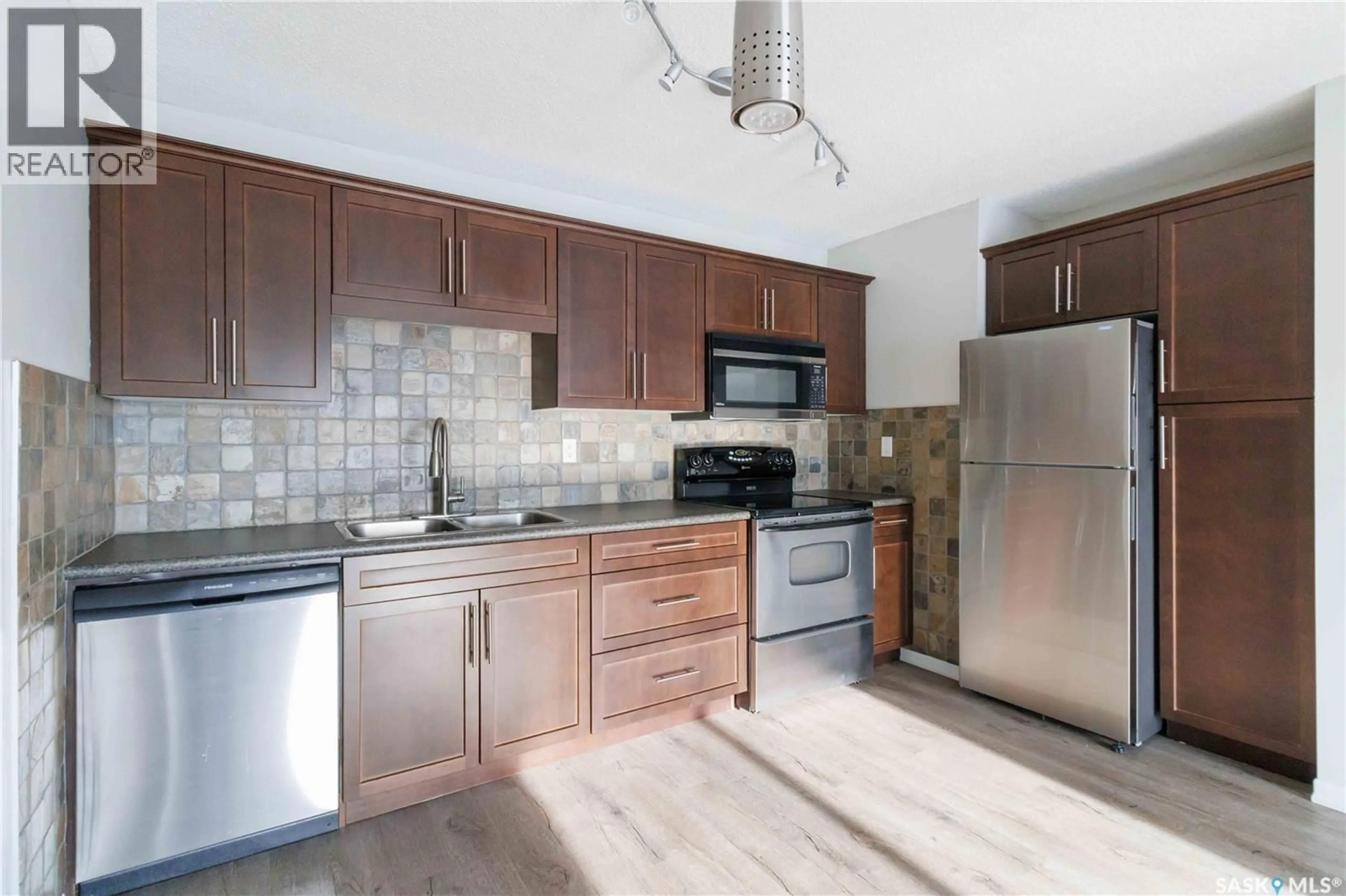 Open concept kitchen, ceramic/tile floor for 24 2 SUMMERS PLACE, Saskatoon Saskatchewan S7H3W4