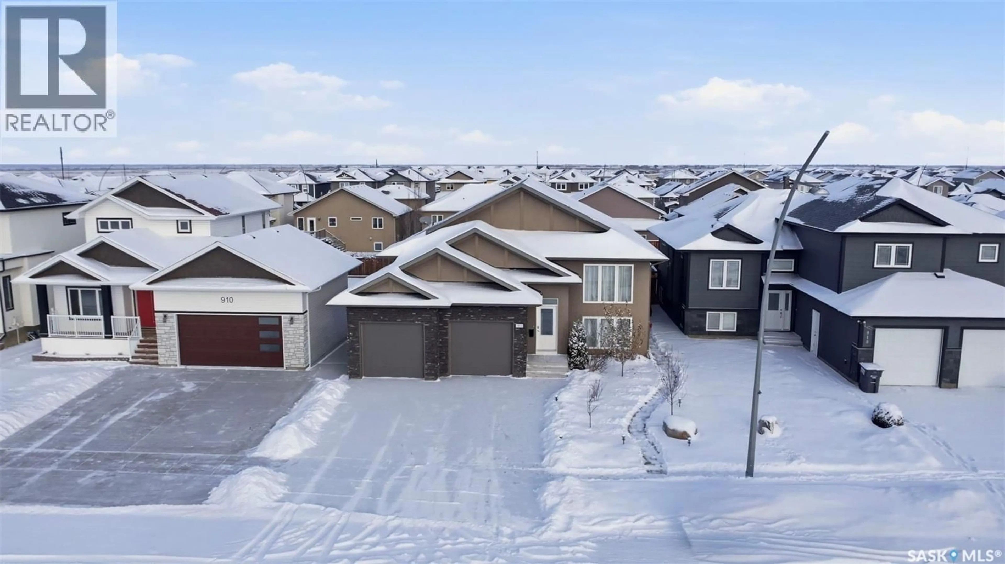 A pic from outside/outdoor area/front of a property/back of a property/a pic from drone, street for 914 EVERGREEN BOULEVARD, Saskatoon Saskatchewan S7W0N6