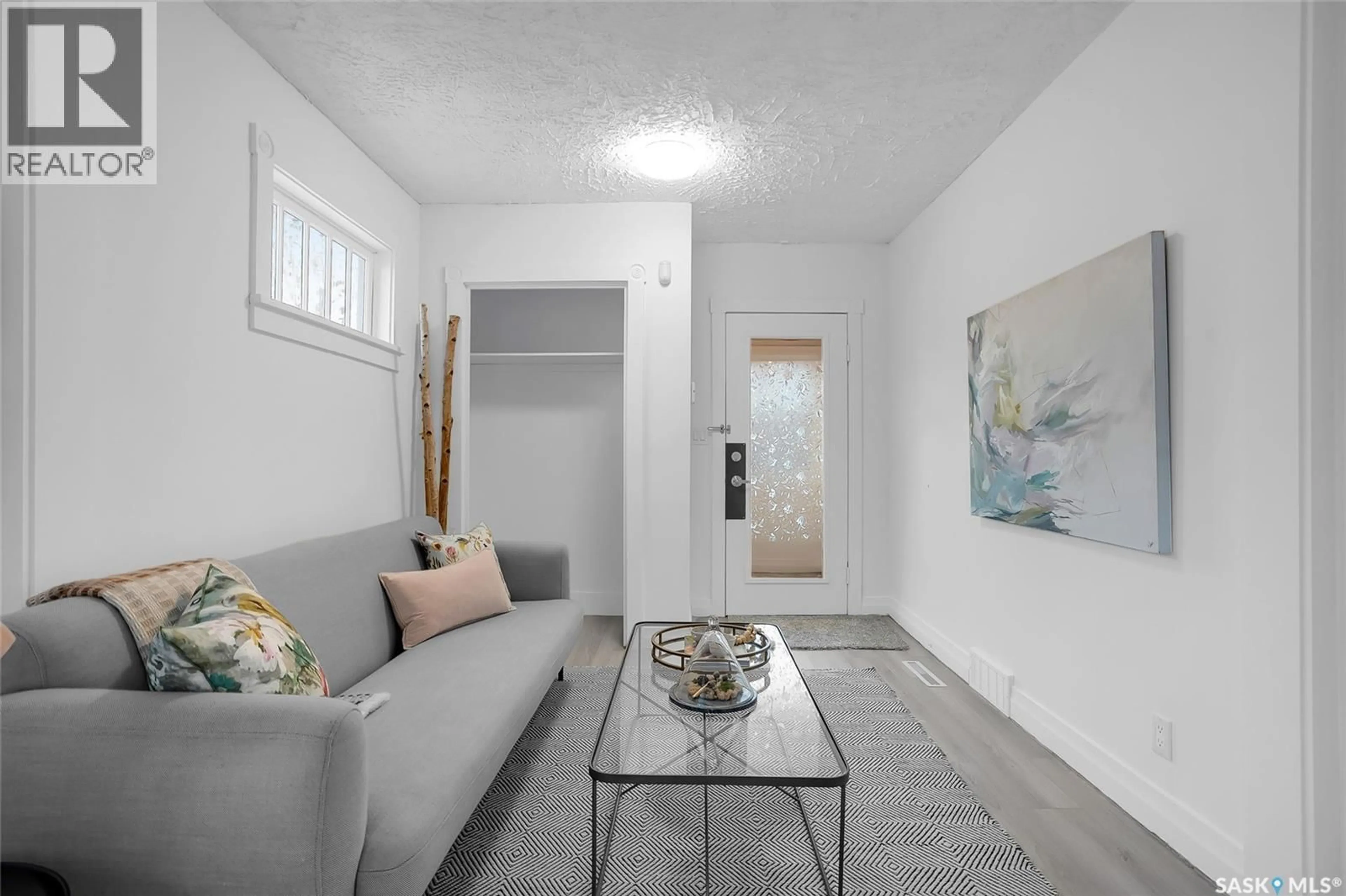 Living room with furniture, unknown for 214 J AVENUE, Saskatoon Saskatchewan S7L2J9