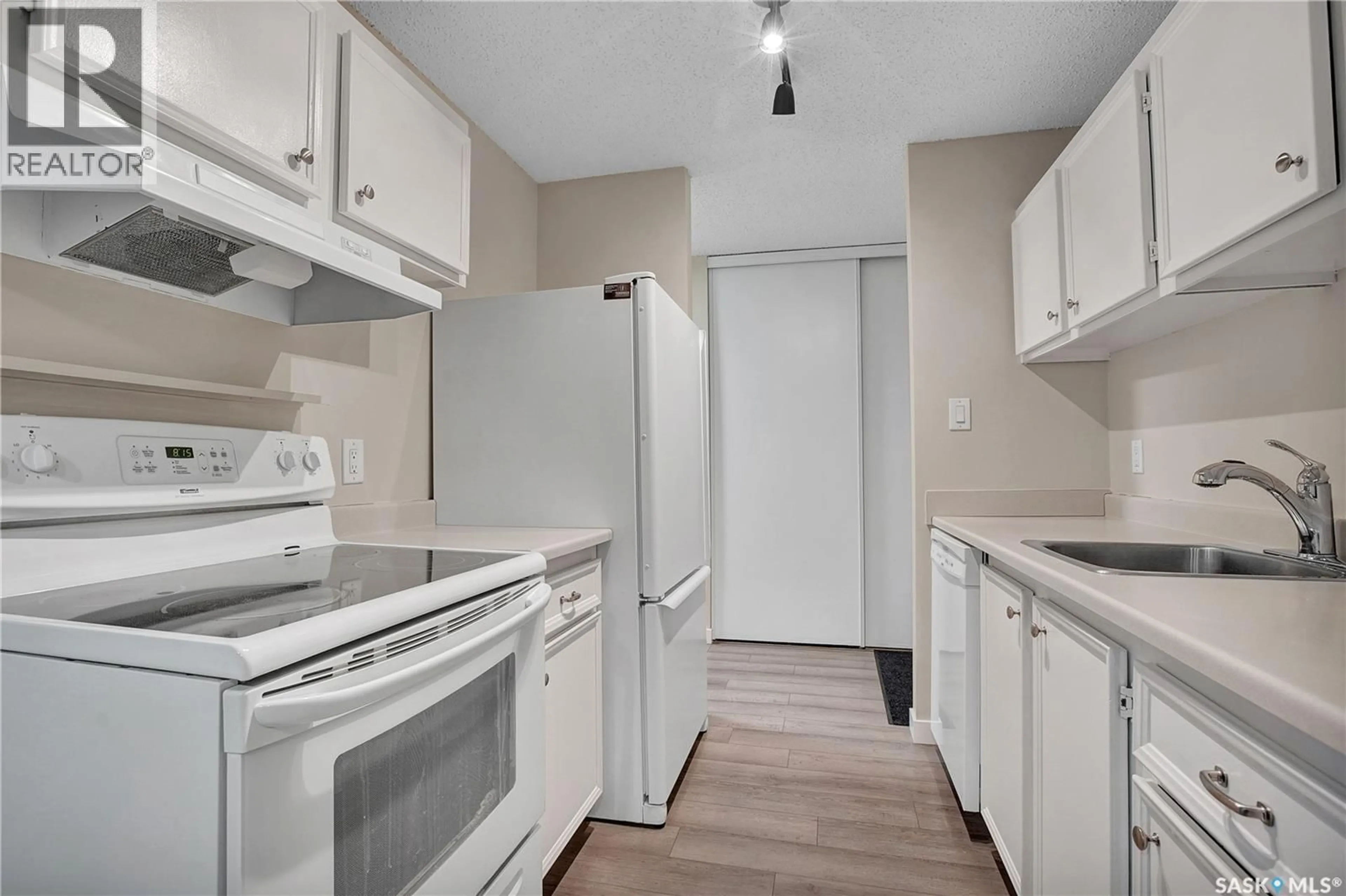 Standard kitchen, unknown for 207C - 203 TAIT PLACE, Saskatoon Saskatchewan S7H5L8