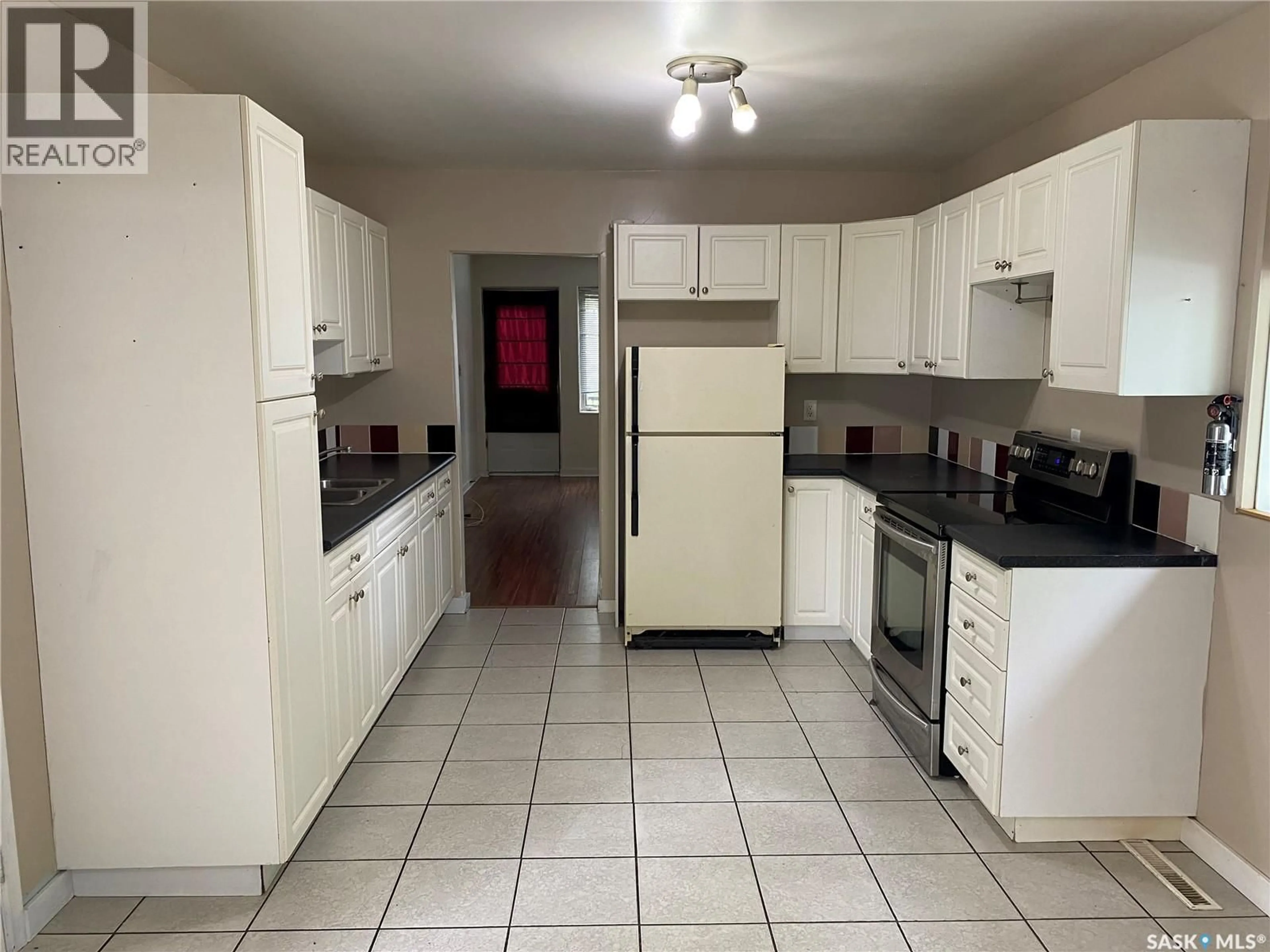 Standard kitchen, ceramic/tile floor for 460 WASCANA STREET, Regina Saskatchewan S4R4H9