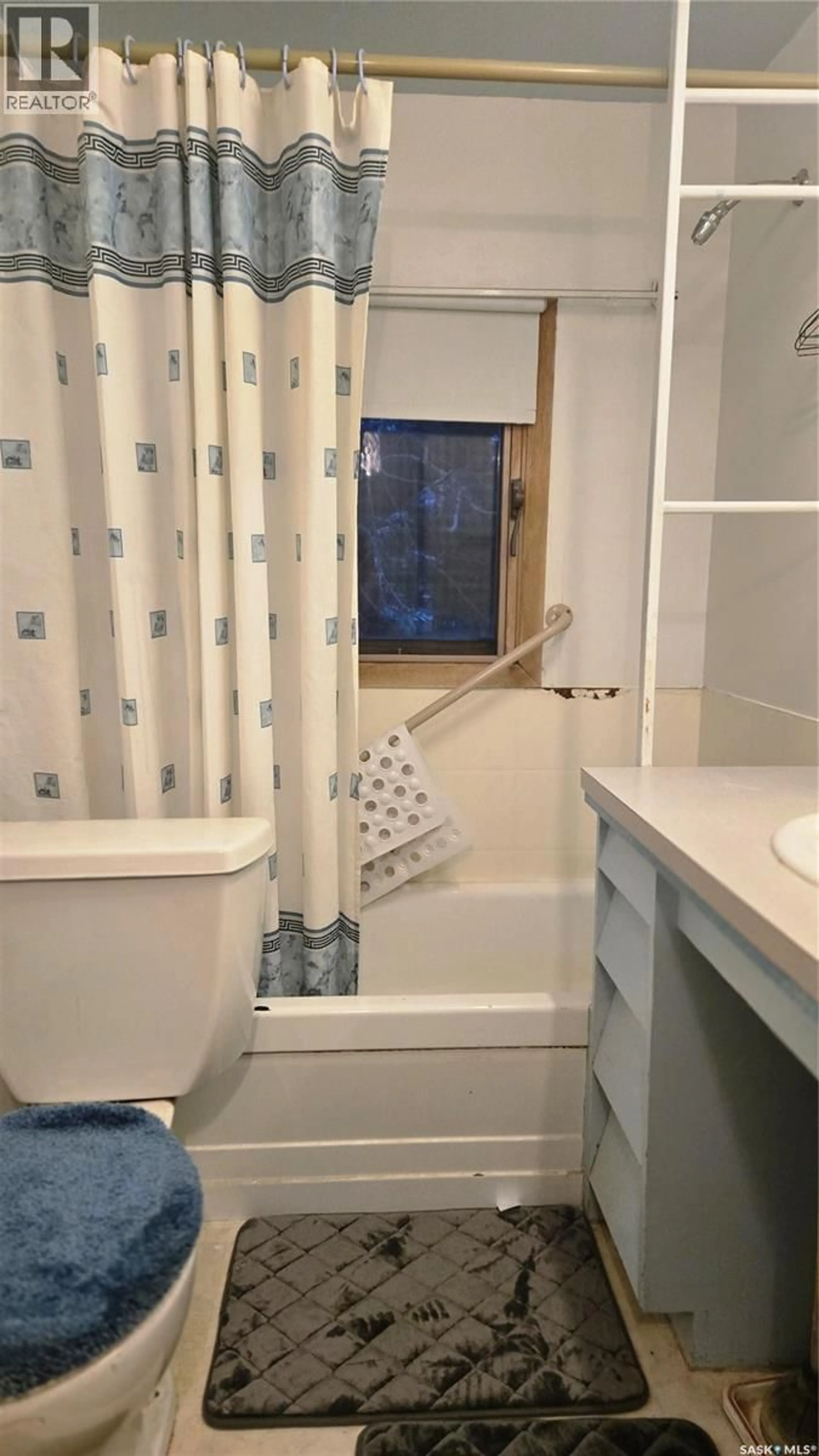 Standard bathroom, unknown for 832 PETERS AVENUE, Oxbow Saskatchewan S0C2B0