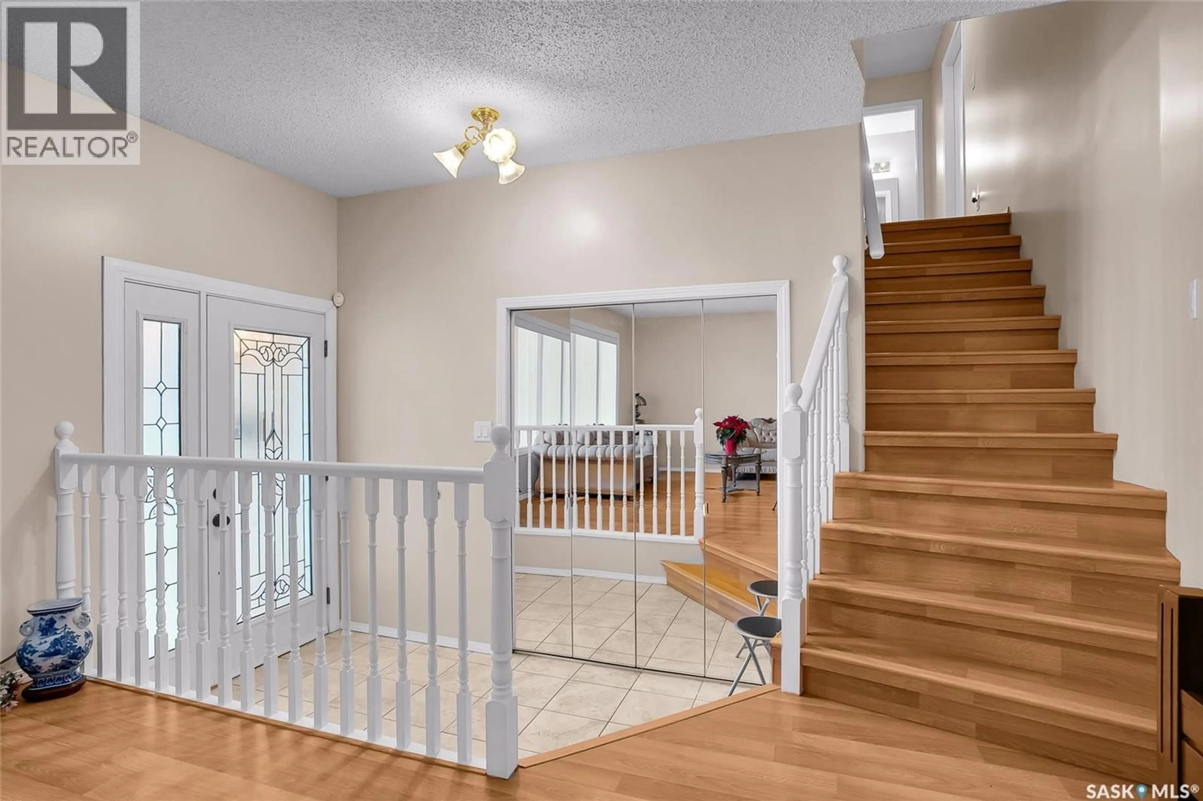 Indoor entryway for 407 BOWMAN CRESCENT, Saskatoon Saskatchewan S7L6P7