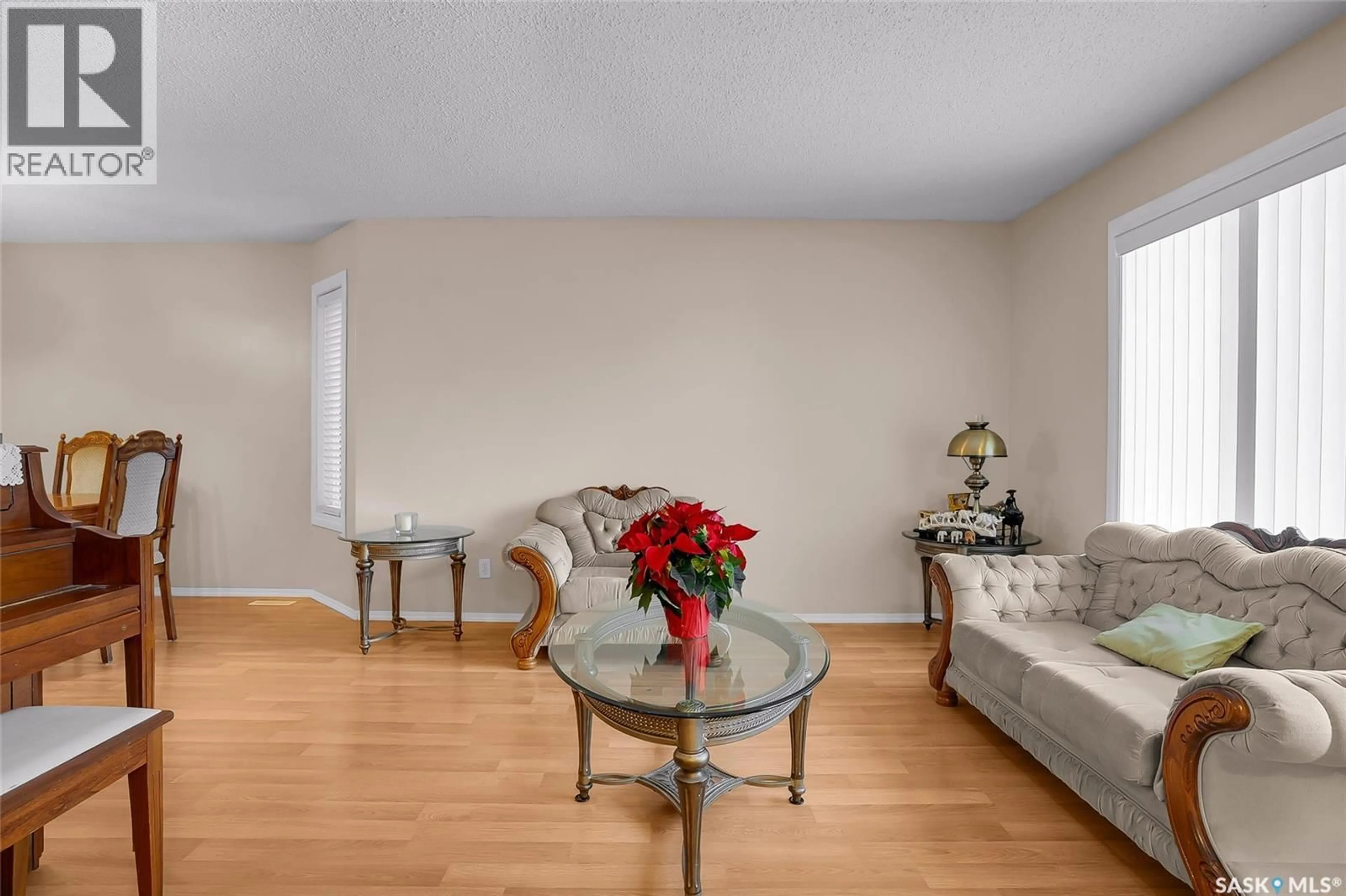 Living room with furniture, unknown for 407 BOWMAN CRESCENT, Saskatoon Saskatchewan S7L6P7