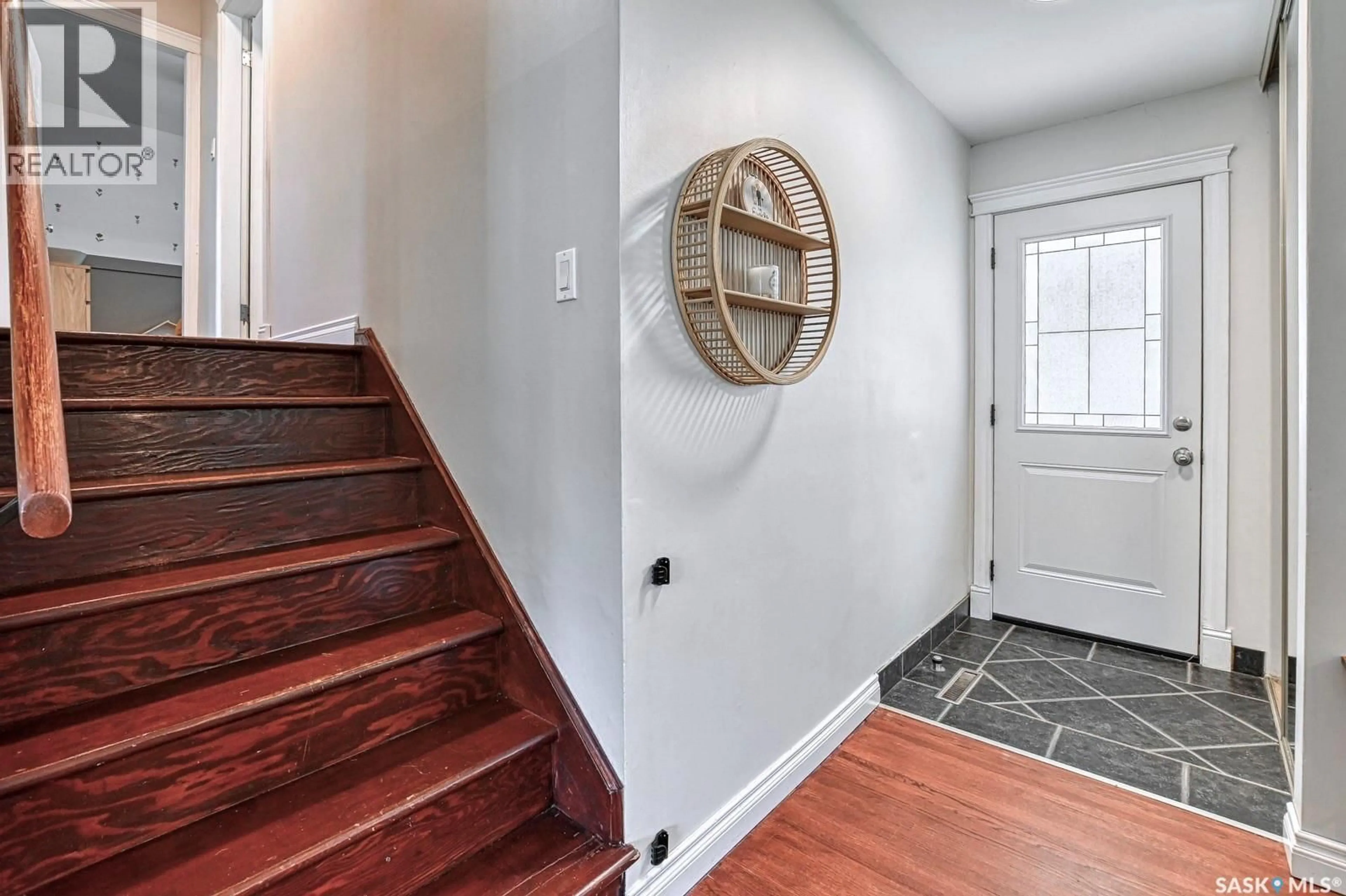 Indoor entryway for 93 CARDINAL CRESCENT, Regina Saskatchewan S4S3H8