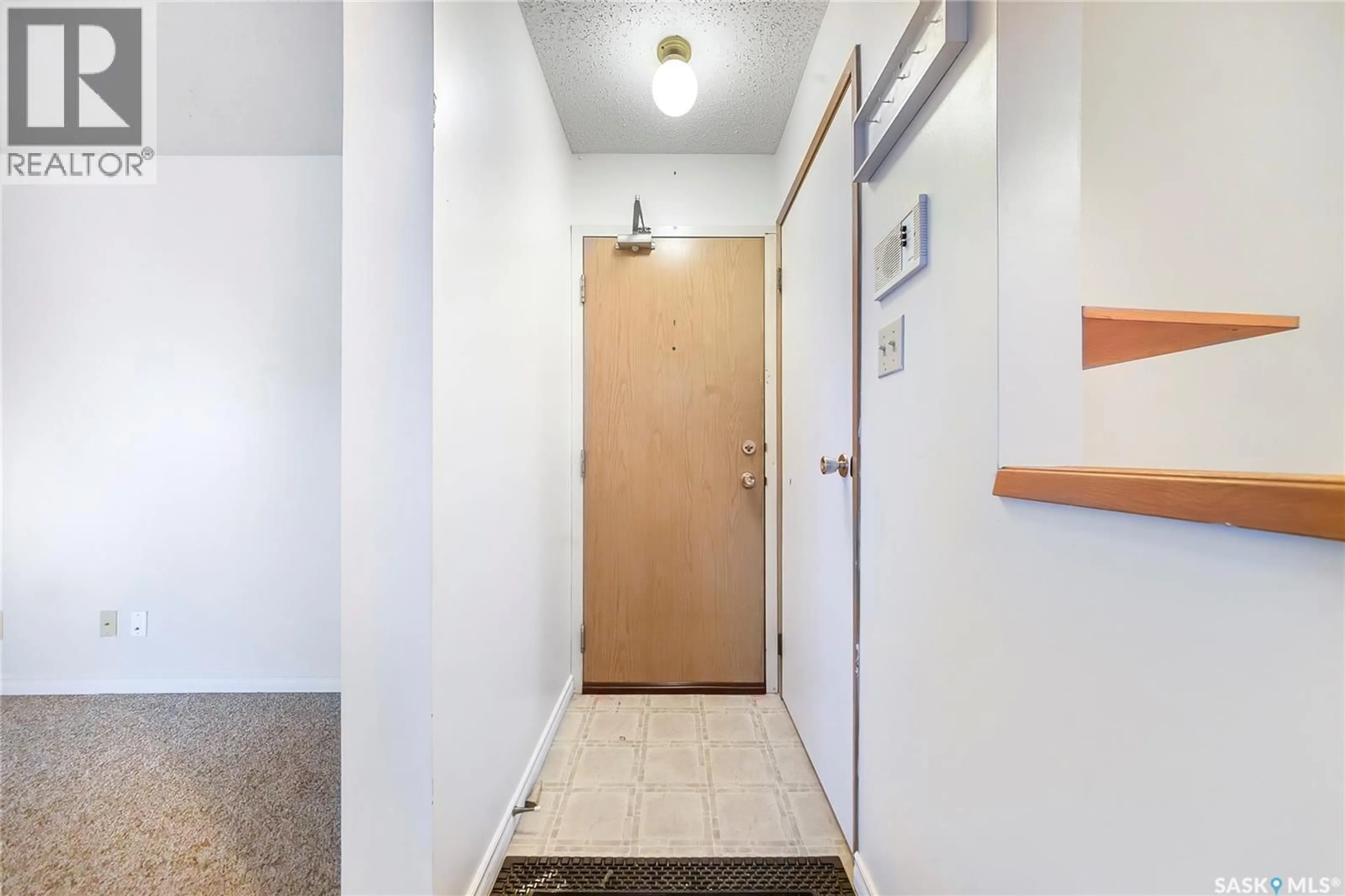 Indoor entryway for 103 - 205 KINGSMERE BOULEVARD, Saskatoon Saskatchewan S7J4J6