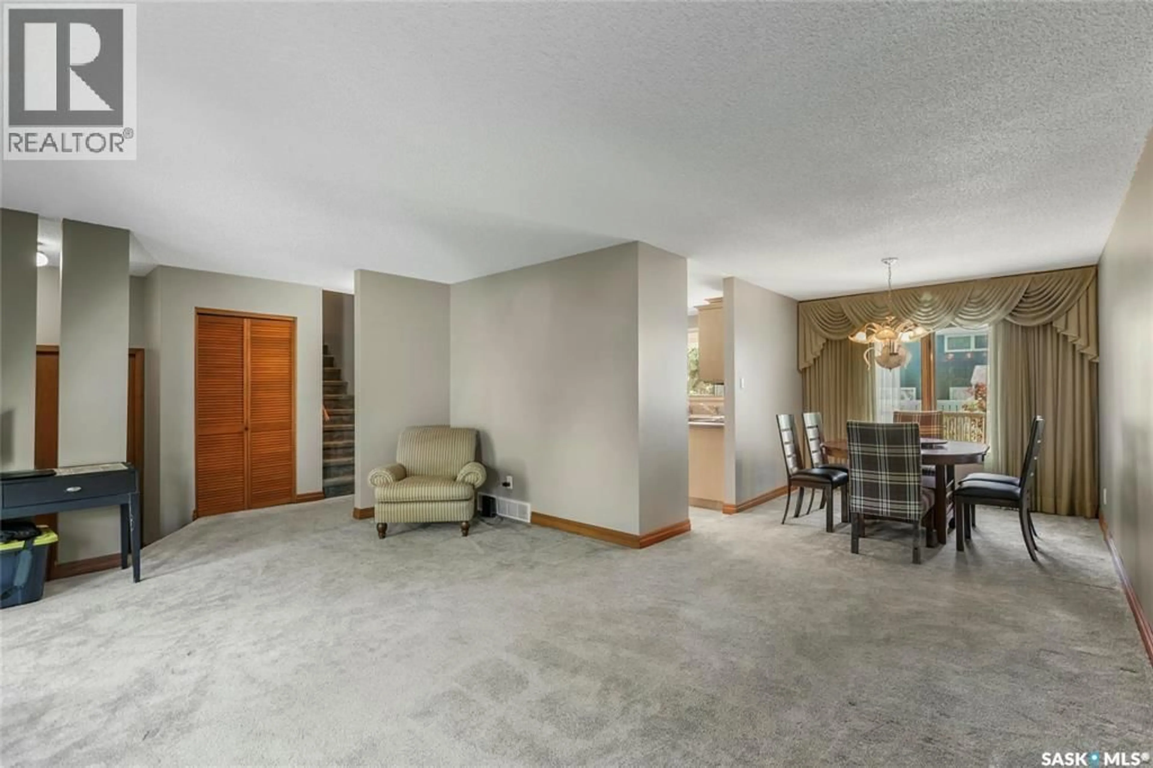 Indoor foyer for 10 SELKIRK CRESCENT, Regina Saskatchewan S4S6J4