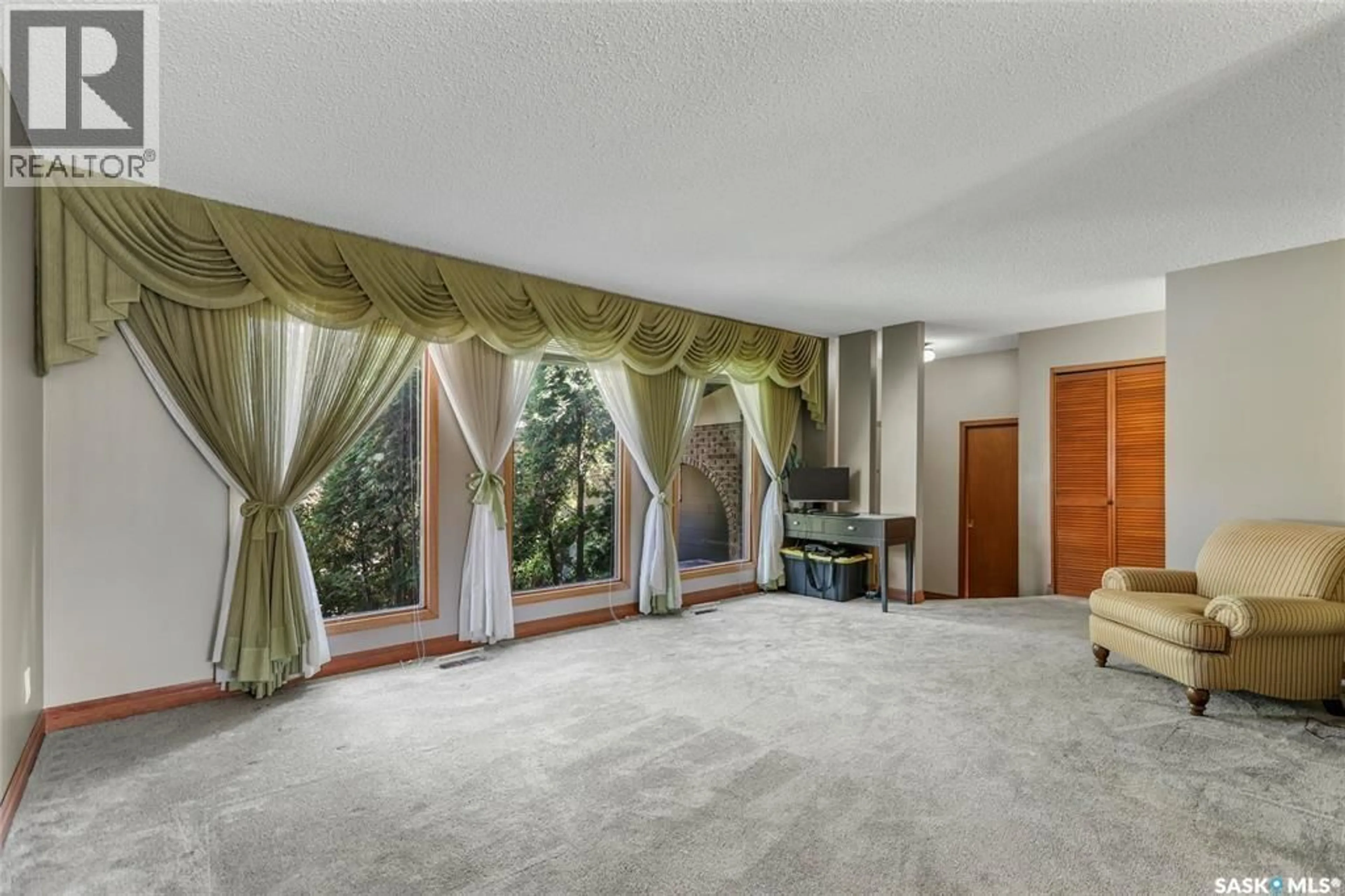 Indoor foyer for 10 SELKIRK CRESCENT, Regina Saskatchewan S4S6J4