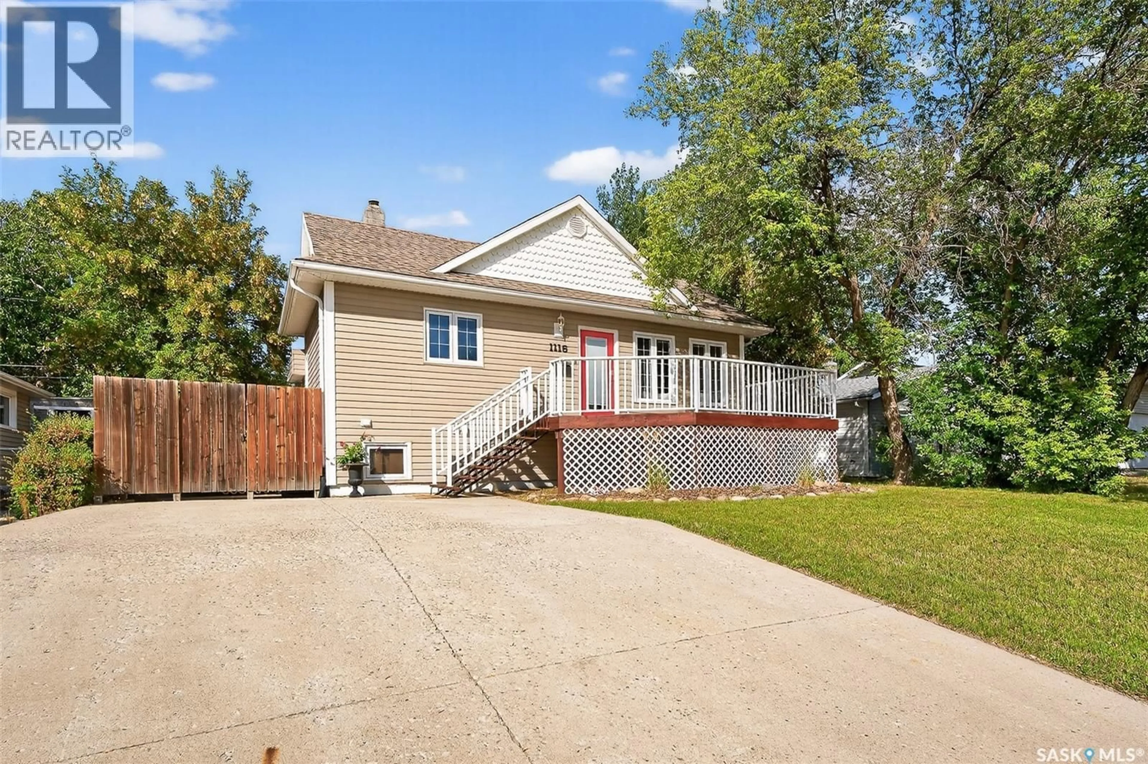 Home with vinyl exterior material, street for 1116 HOCHELAGA STREET, Moose Jaw Saskatchewan S6H2J2