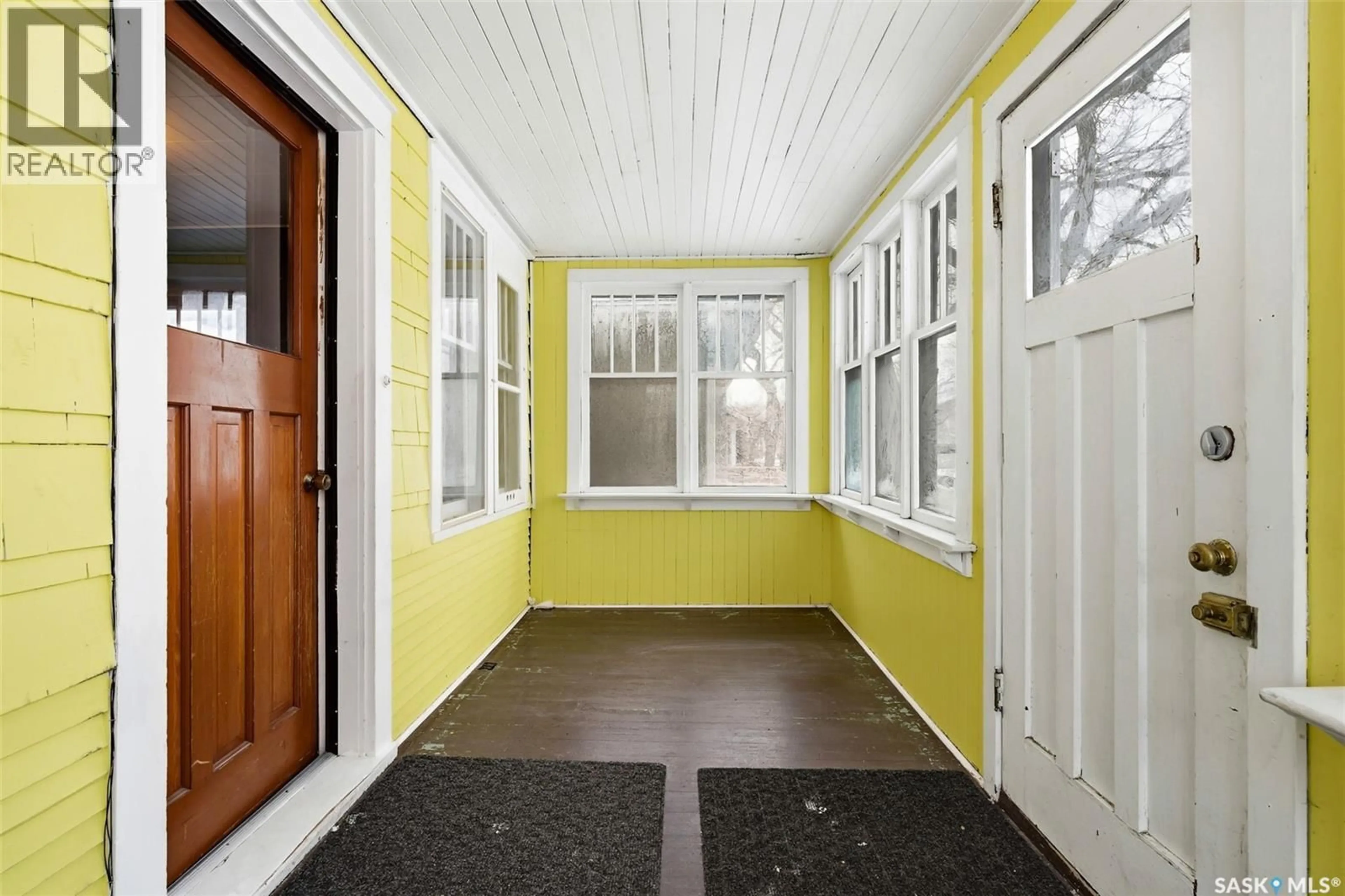 Indoor entryway for 1929 TORONTO STREET, Regina Saskatchewan S4P1M9