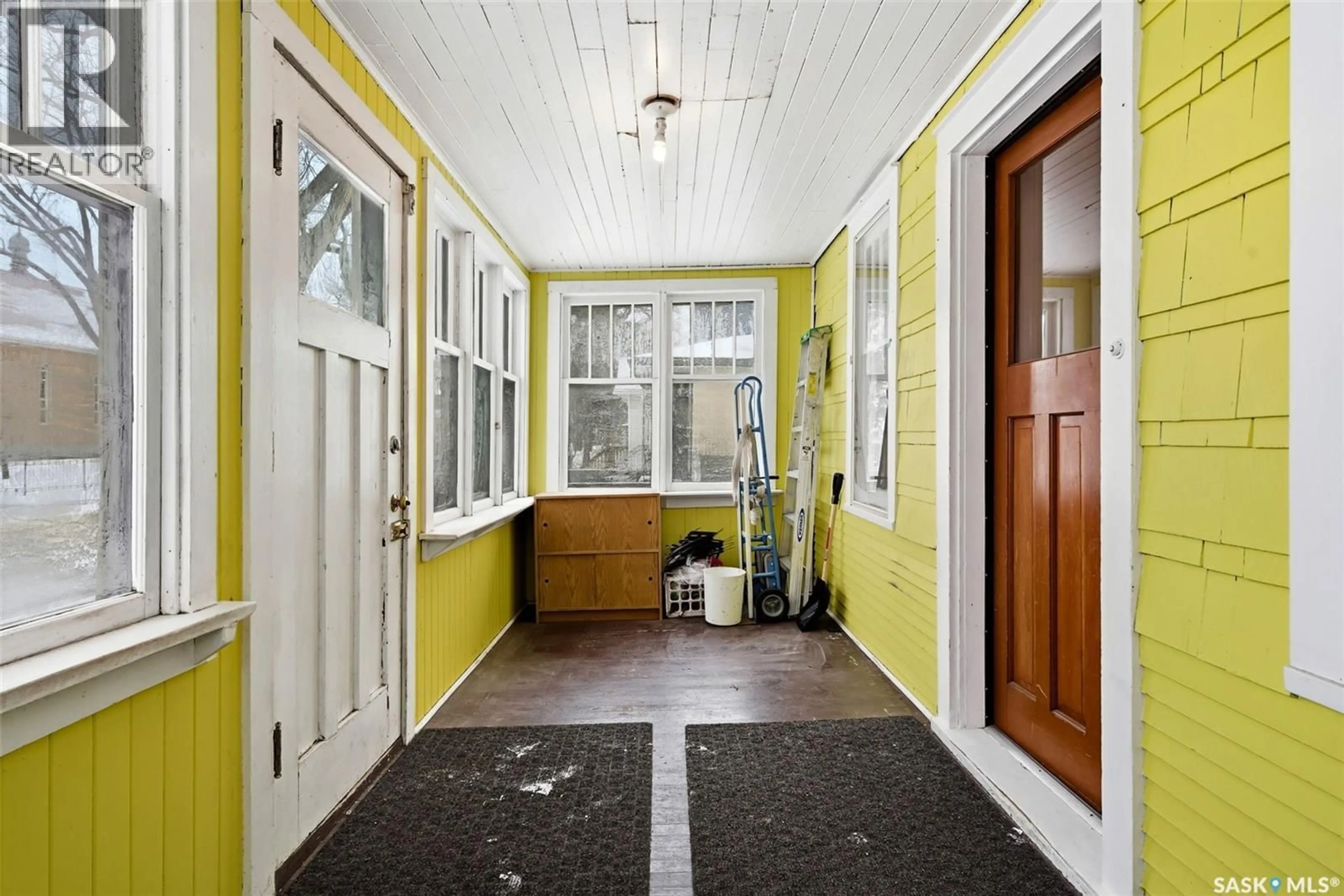 Indoor entryway for 1929 TORONTO STREET, Regina Saskatchewan S4P1M9