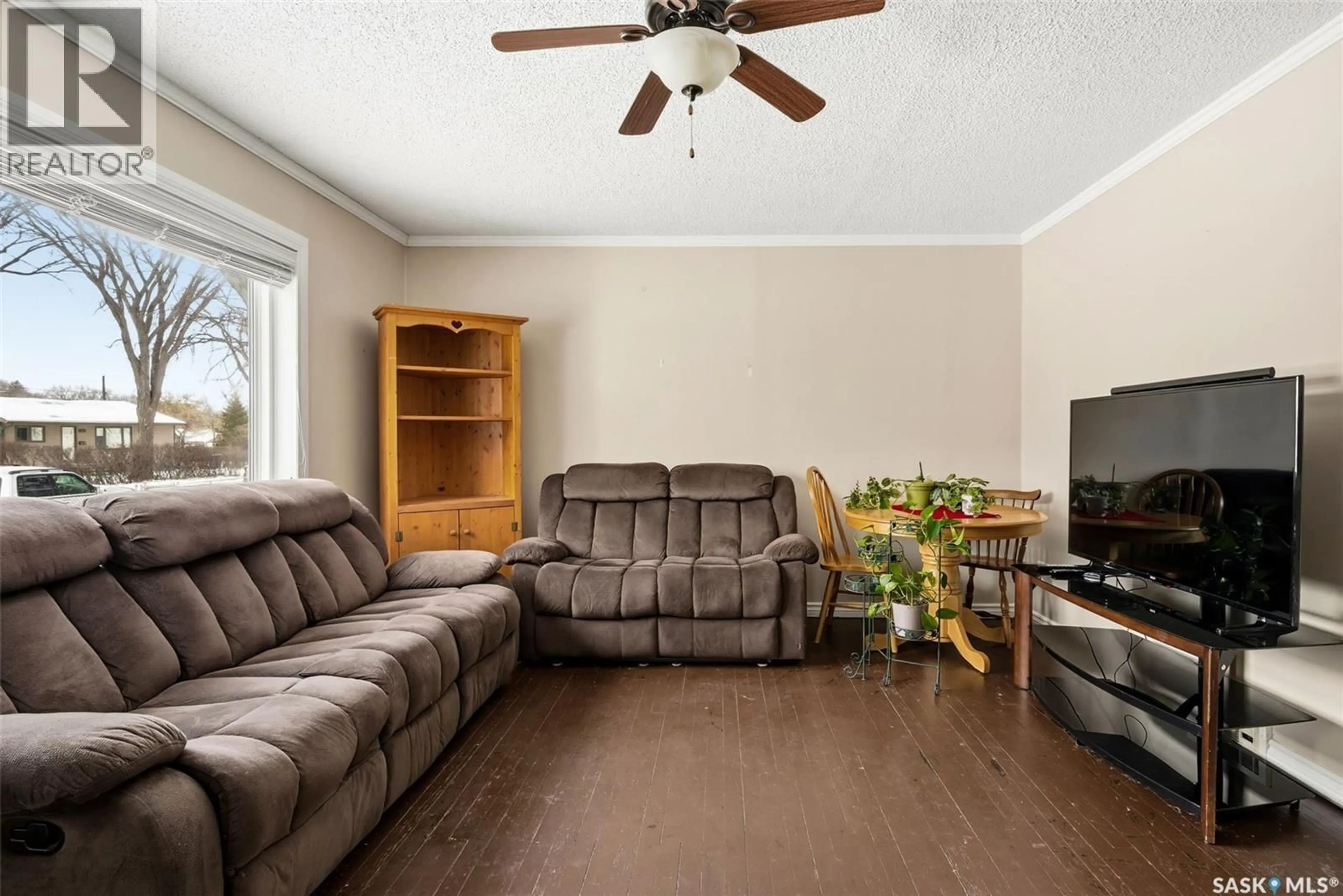 Living room with furniture, wood/laminate floor for 725 MCTAVISH STREET, Regina Saskatchewan S4T3T8