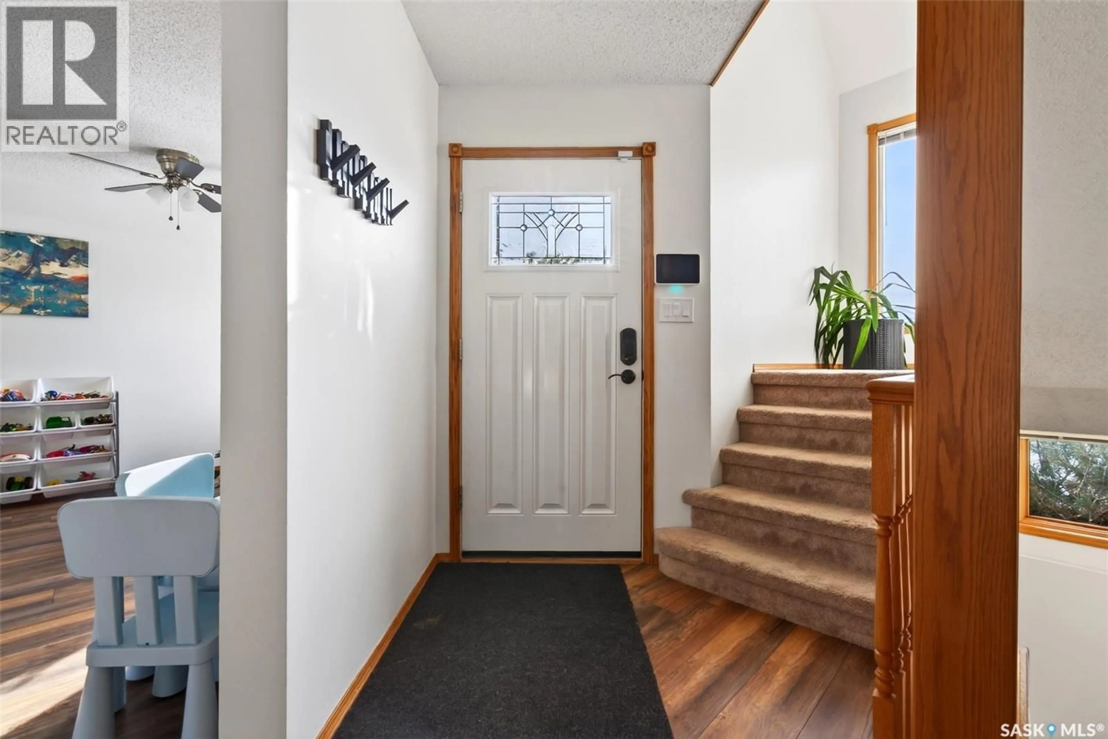 Indoor entryway for 2010 ASSINIBOINE AVENUE, Regina Saskatchewan S4V2E2