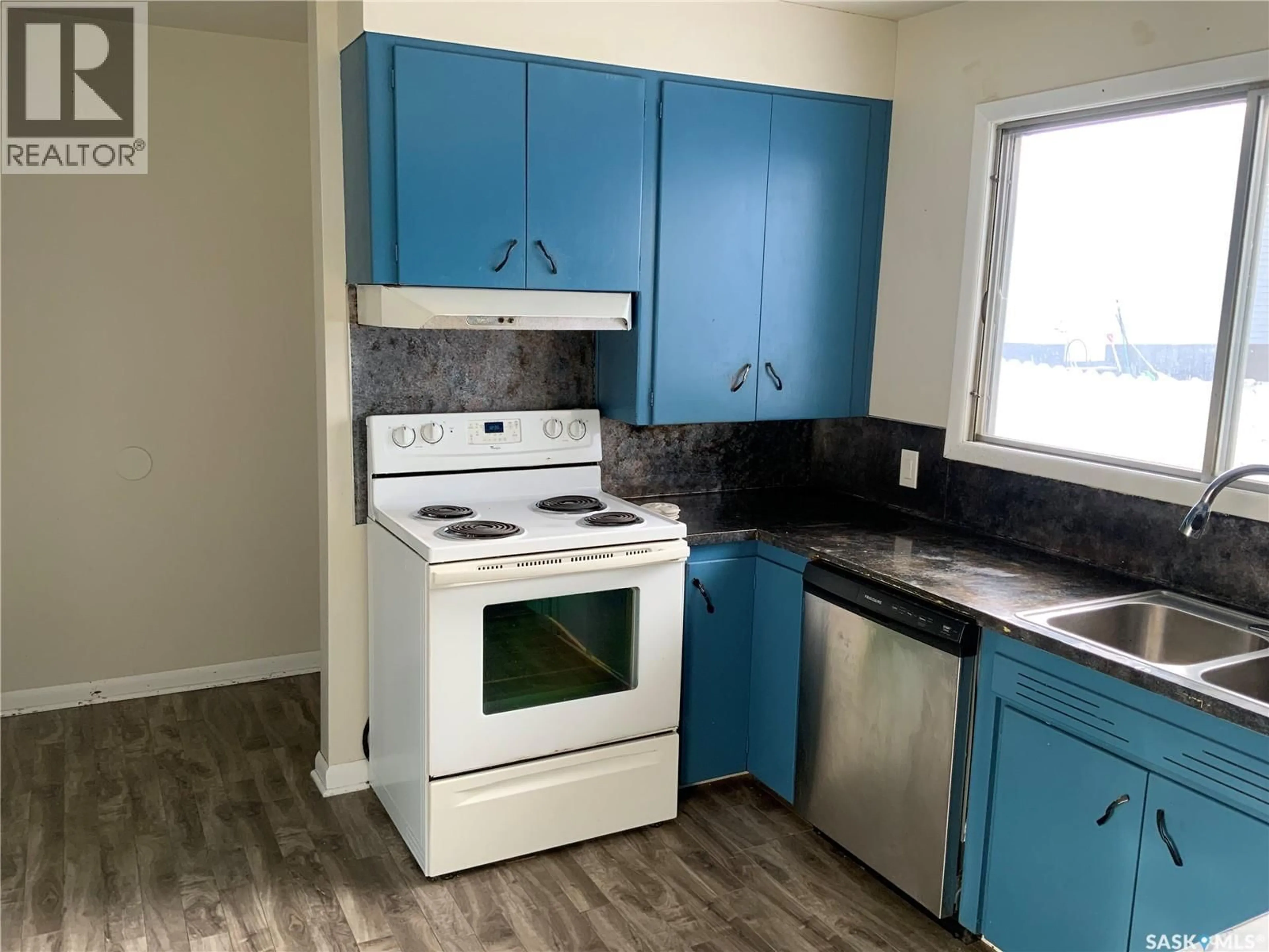 Standard kitchen, wood/laminate floor for 1320 J AVENUE, Saskatoon Saskatchewan S7L2L8