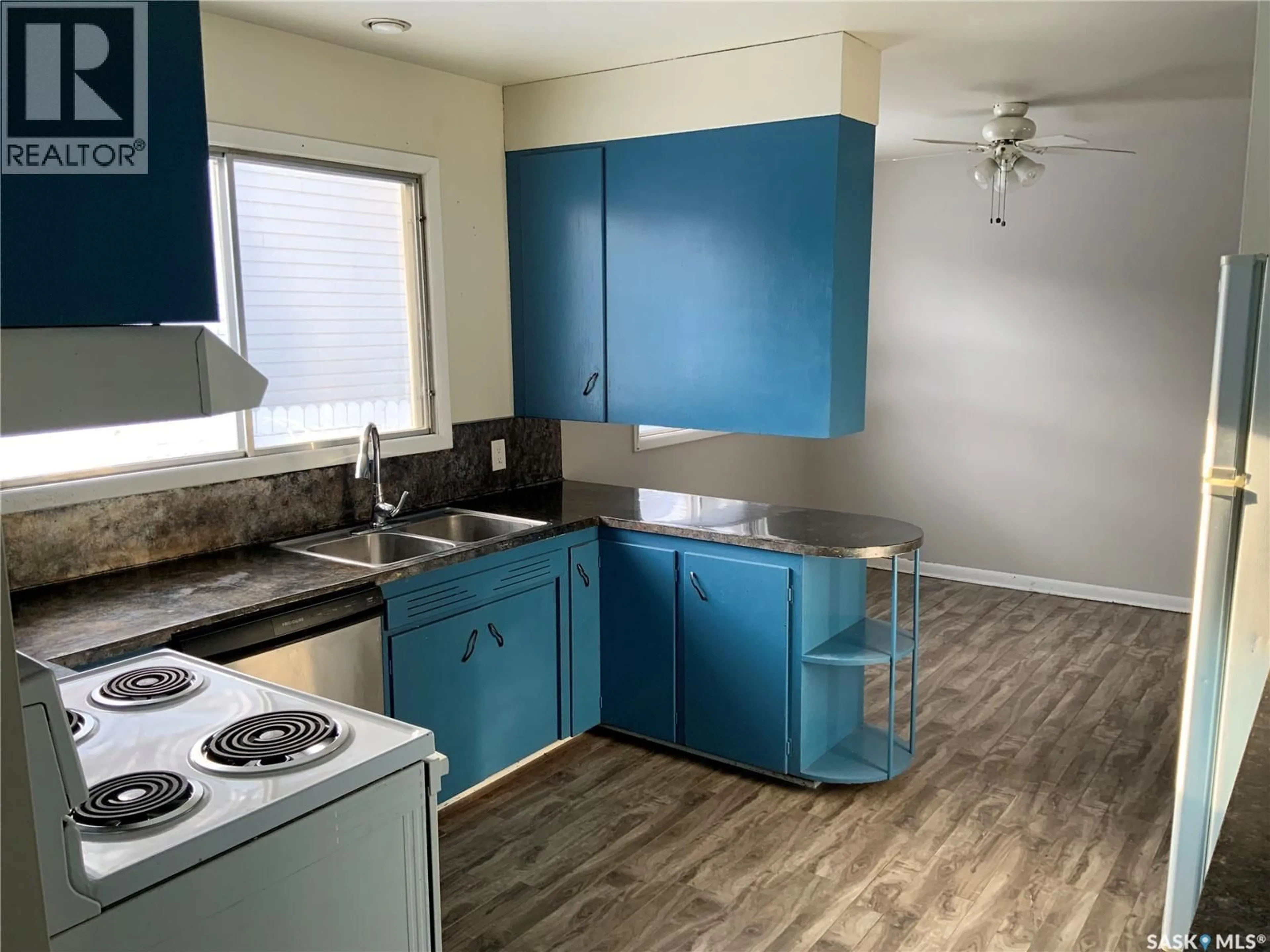 Standard kitchen, unknown for 1320 J AVENUE, Saskatoon Saskatchewan S7L2L8