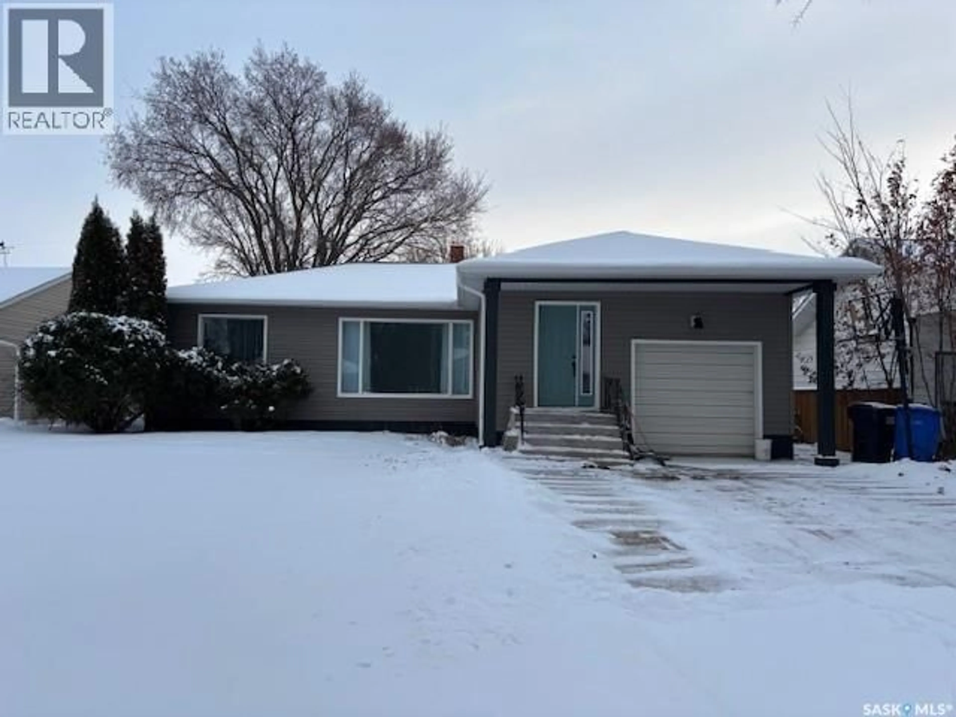 Home with vinyl exterior material, street for 124 8TH AVENUE, Canora Saskatchewan S0A0L0
