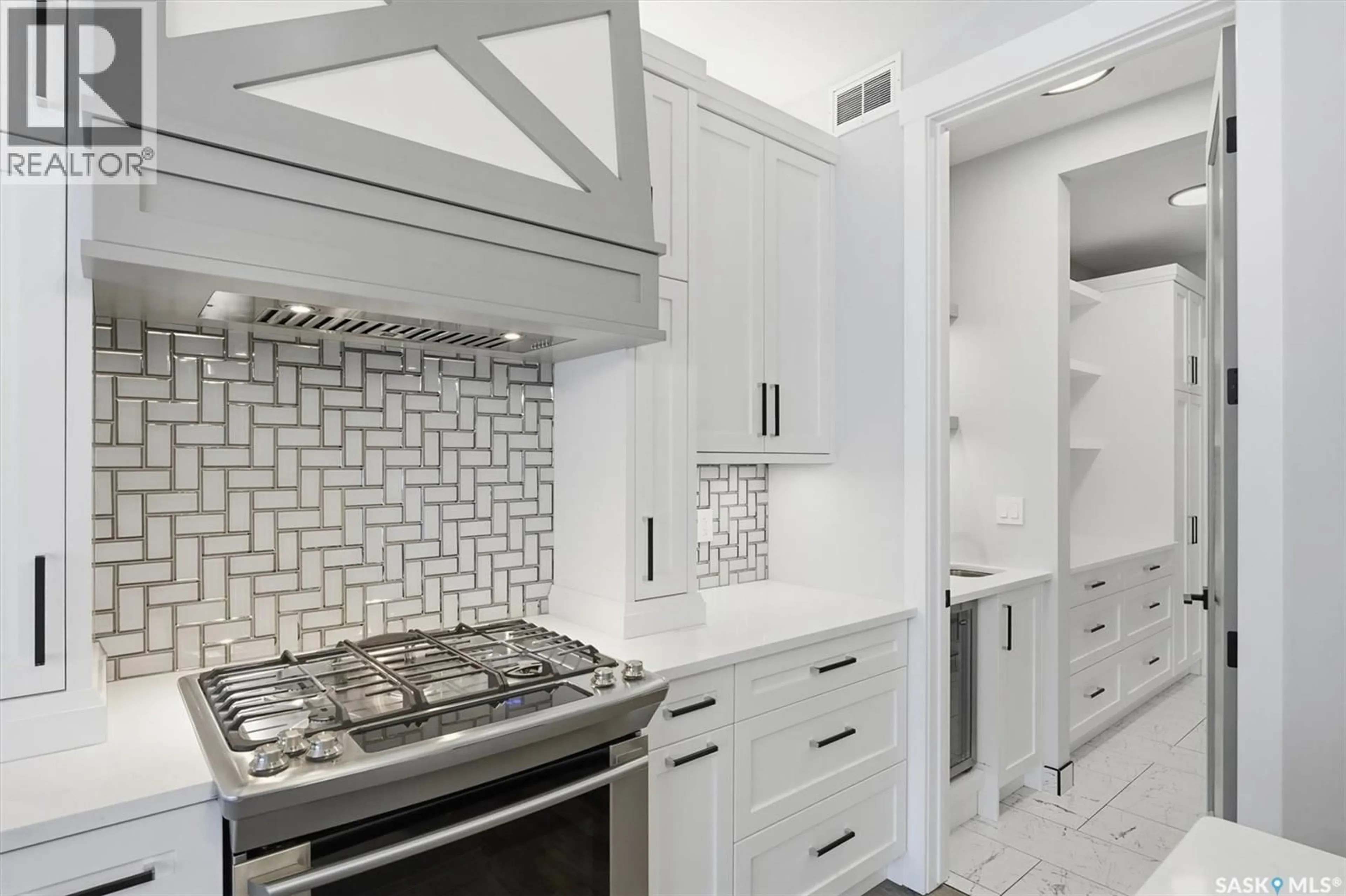 Contemporary kitchen, ceramic/tile floor for 559 BOLSTAD TURN, Saskatoon Saskatchewan S7W0C2