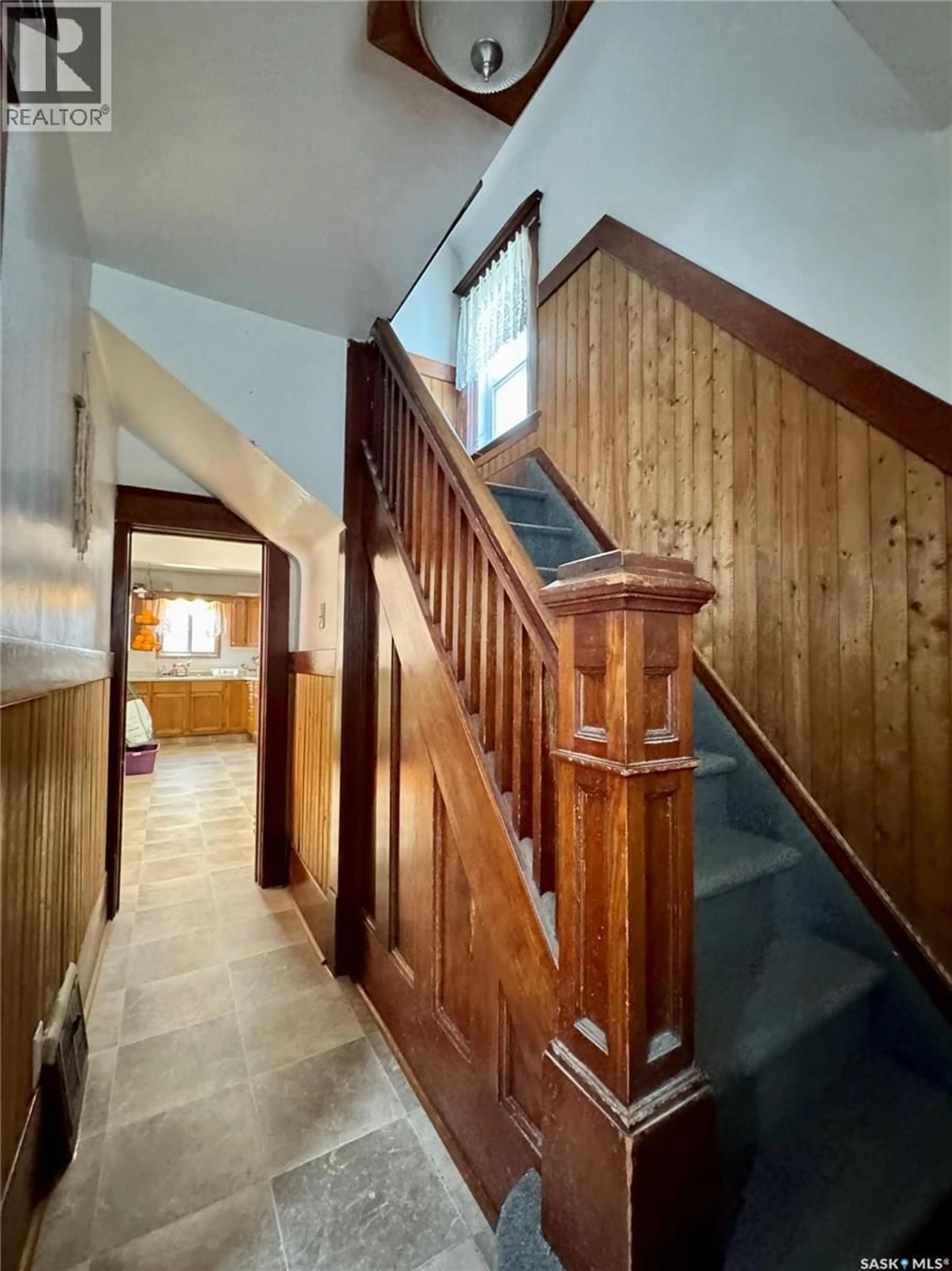 Indoor foyer for 152 SIXTH AVENUE, Yorkton Saskatchewan S3N0Y1