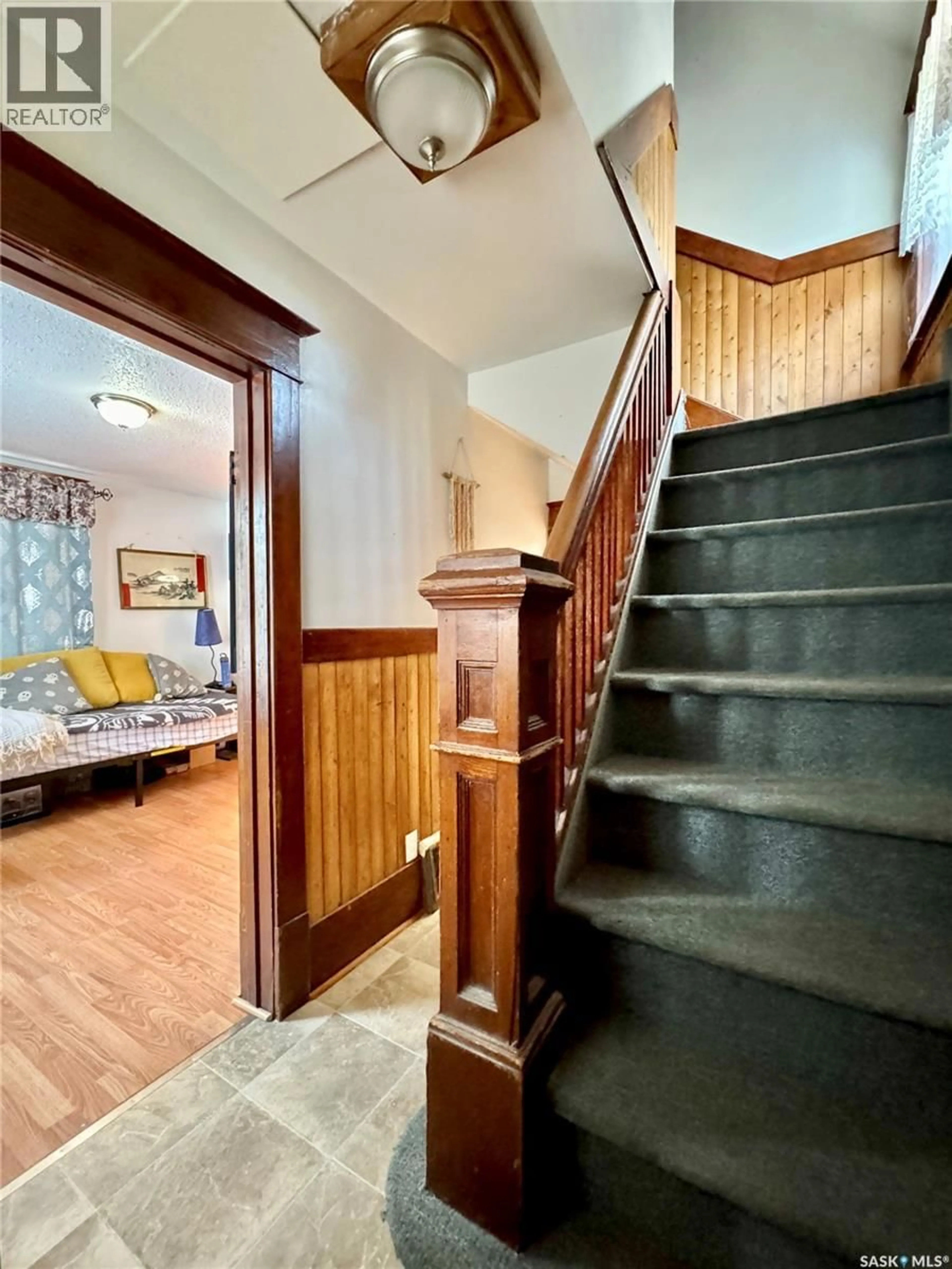 Indoor foyer for 152 SIXTH AVENUE, Yorkton Saskatchewan S3N0Y1