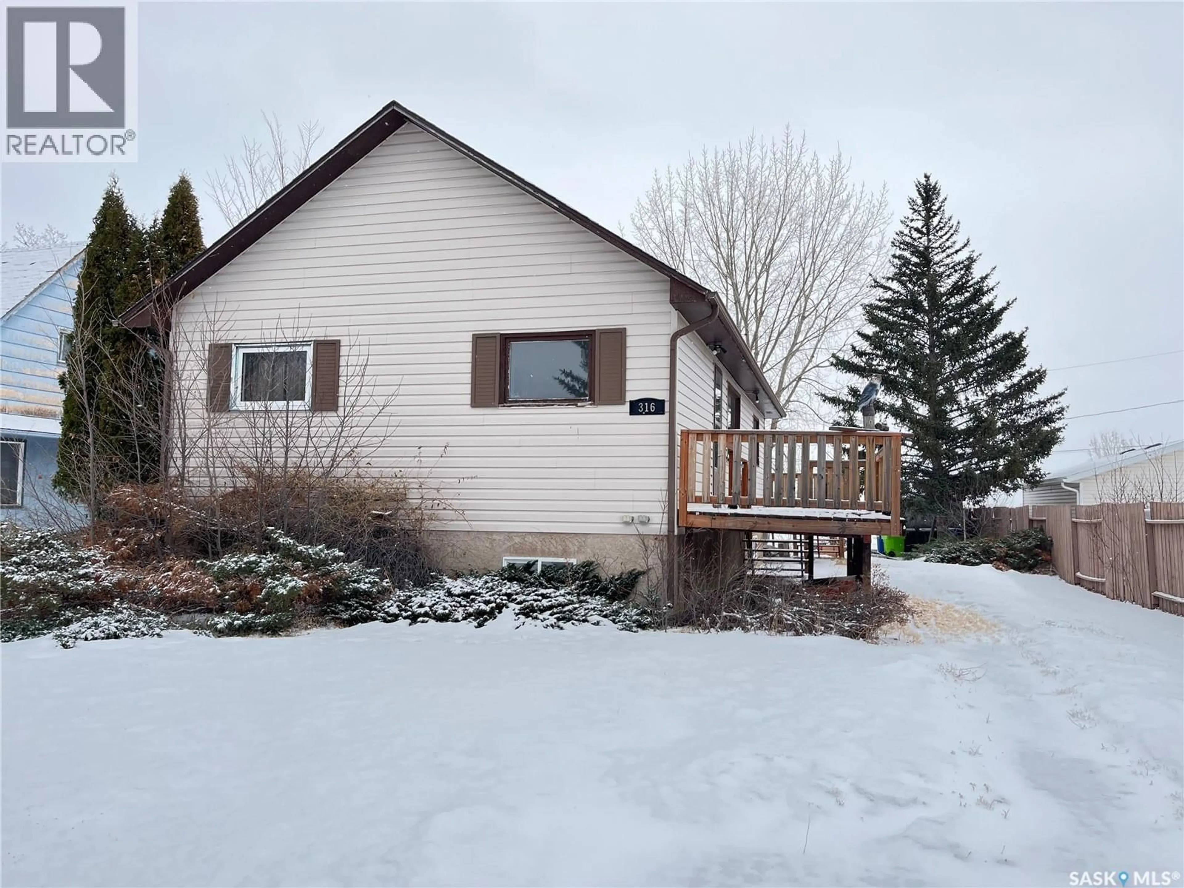 Home with vinyl exterior material, street for 316 LONSDALE STREET, Maple Creek Saskatchewan S0N1N0