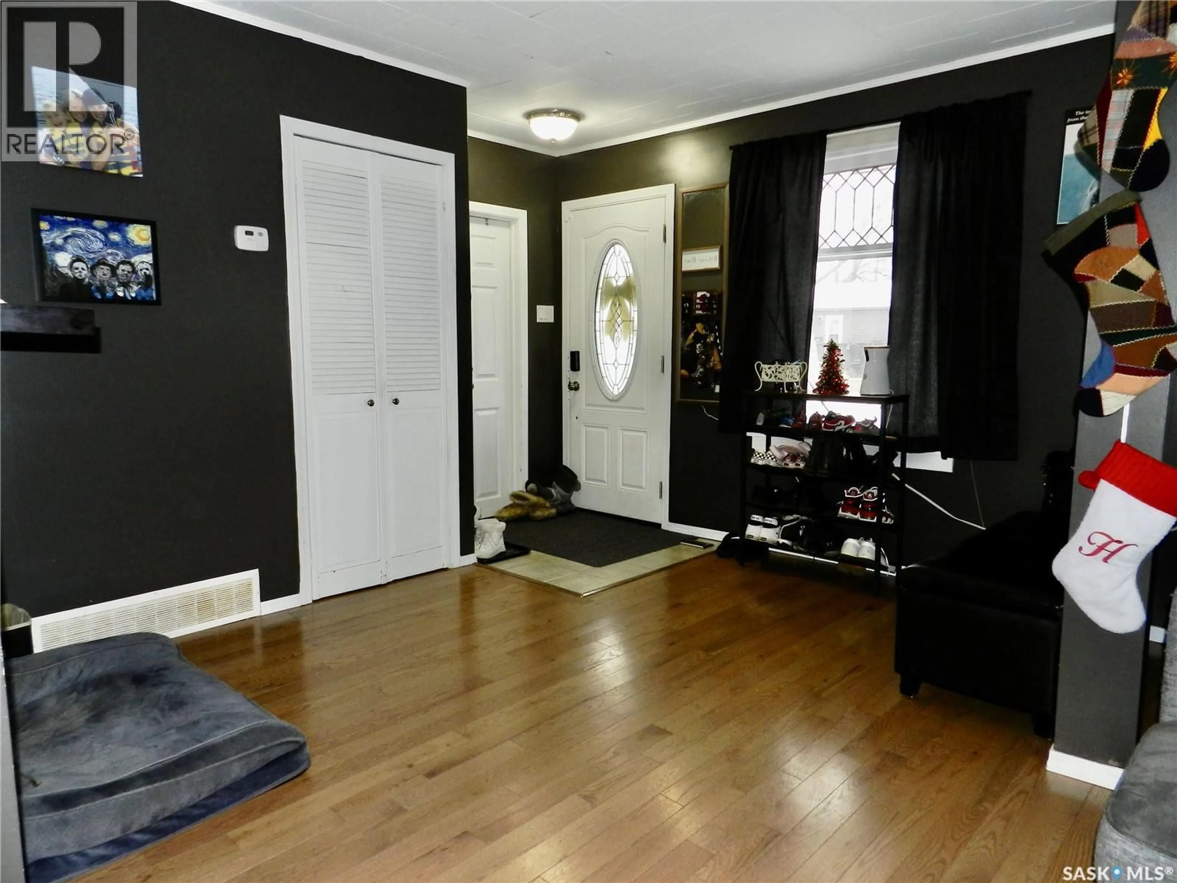 Indoor entryway for 936 VAUGHAN STREET, Moose Jaw Saskatchewan S6H5N8
