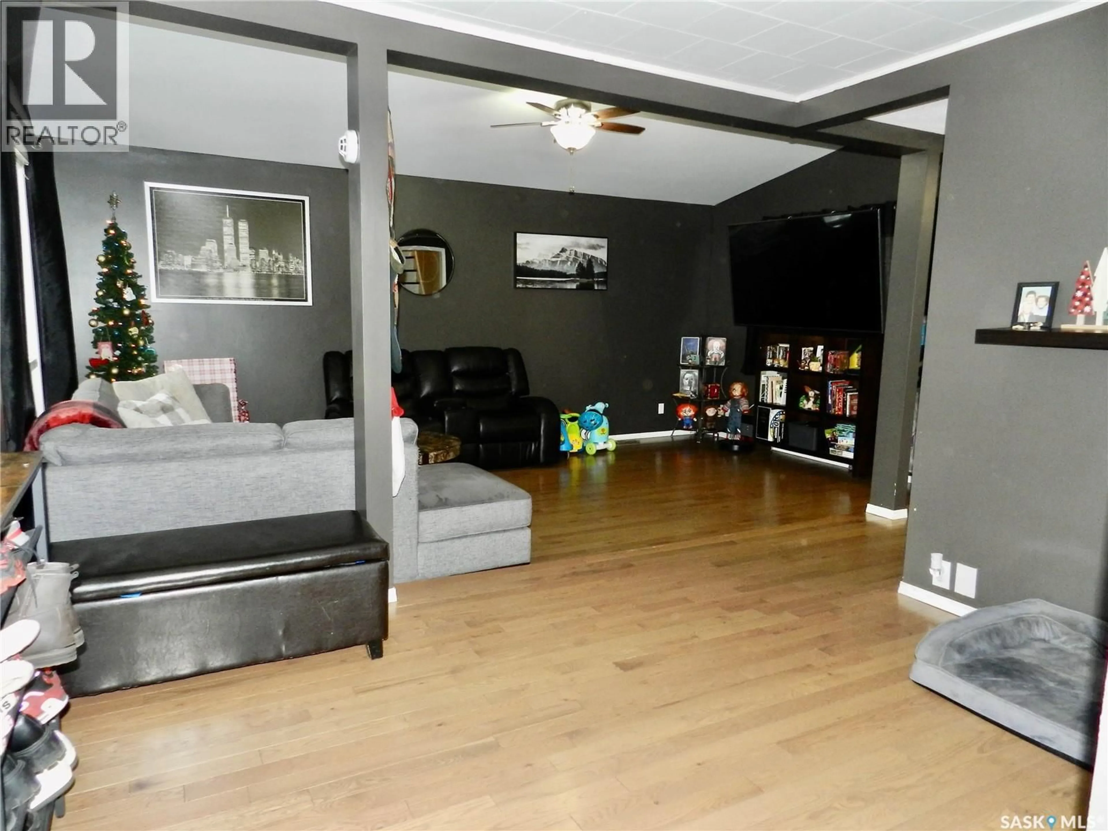 Living room with furniture, unknown for 936 VAUGHAN STREET, Moose Jaw Saskatchewan S6H5N8