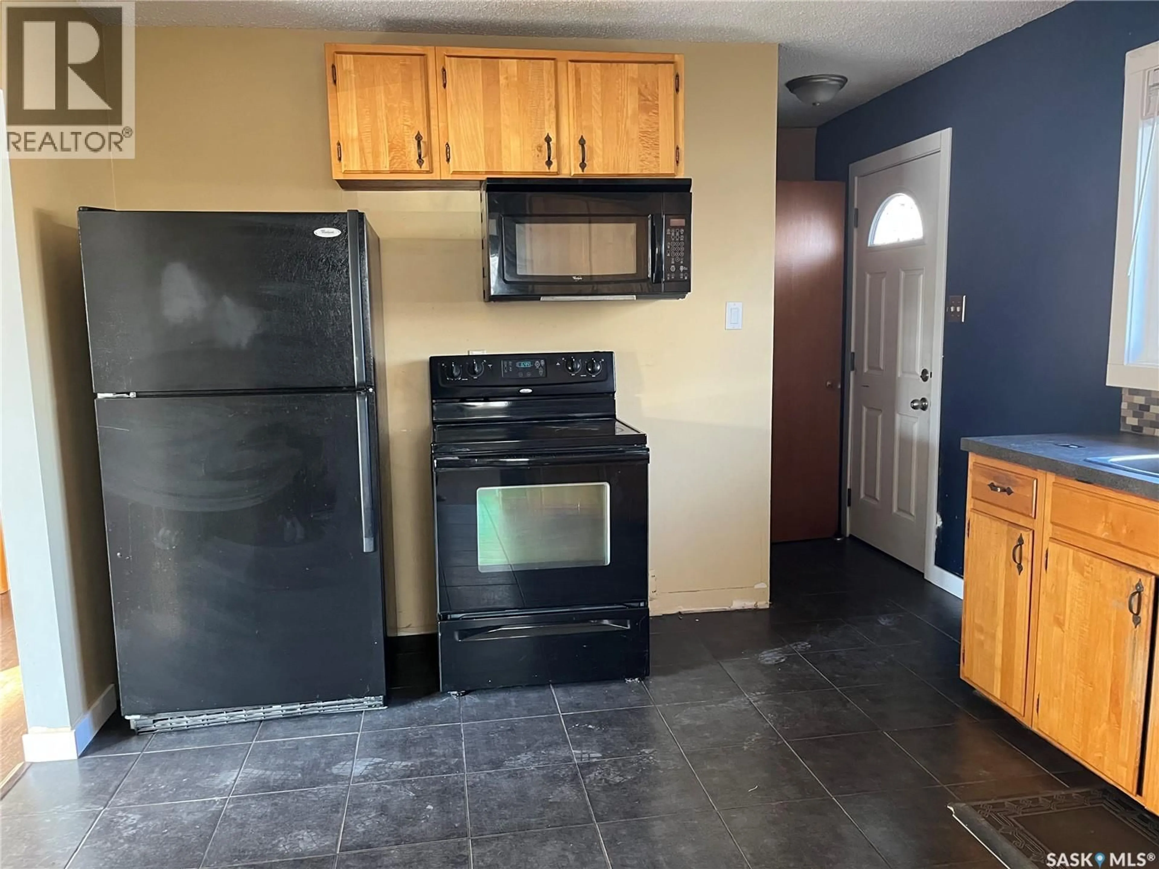 Standard kitchen, ceramic/tile floor for 165 PASQUA STREET, Regina Saskatchewan S4R4N3