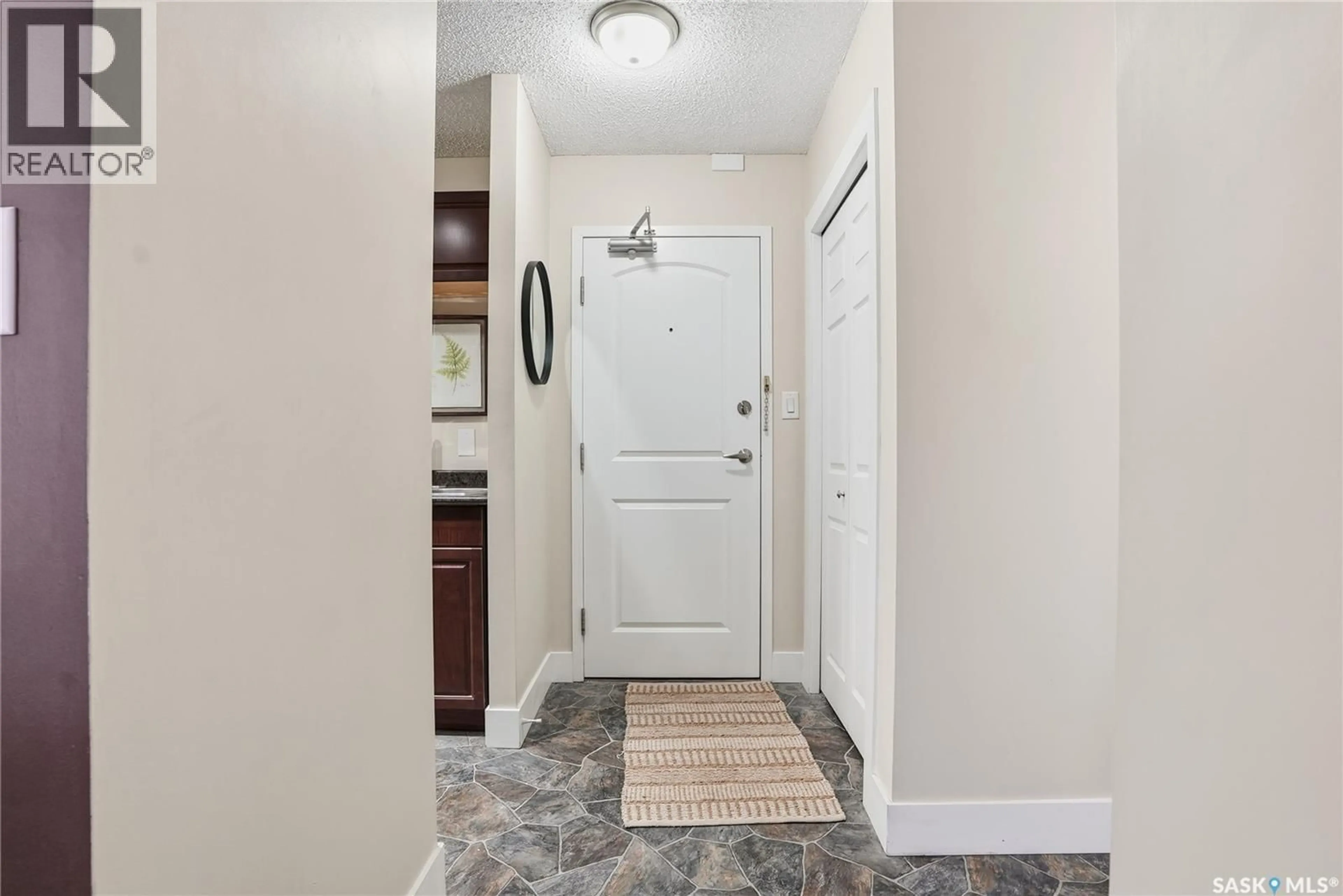 Indoor entryway for 274 - 15 PINEHOUSE DRIVE, Saskatoon Saskatchewan S7K4W9