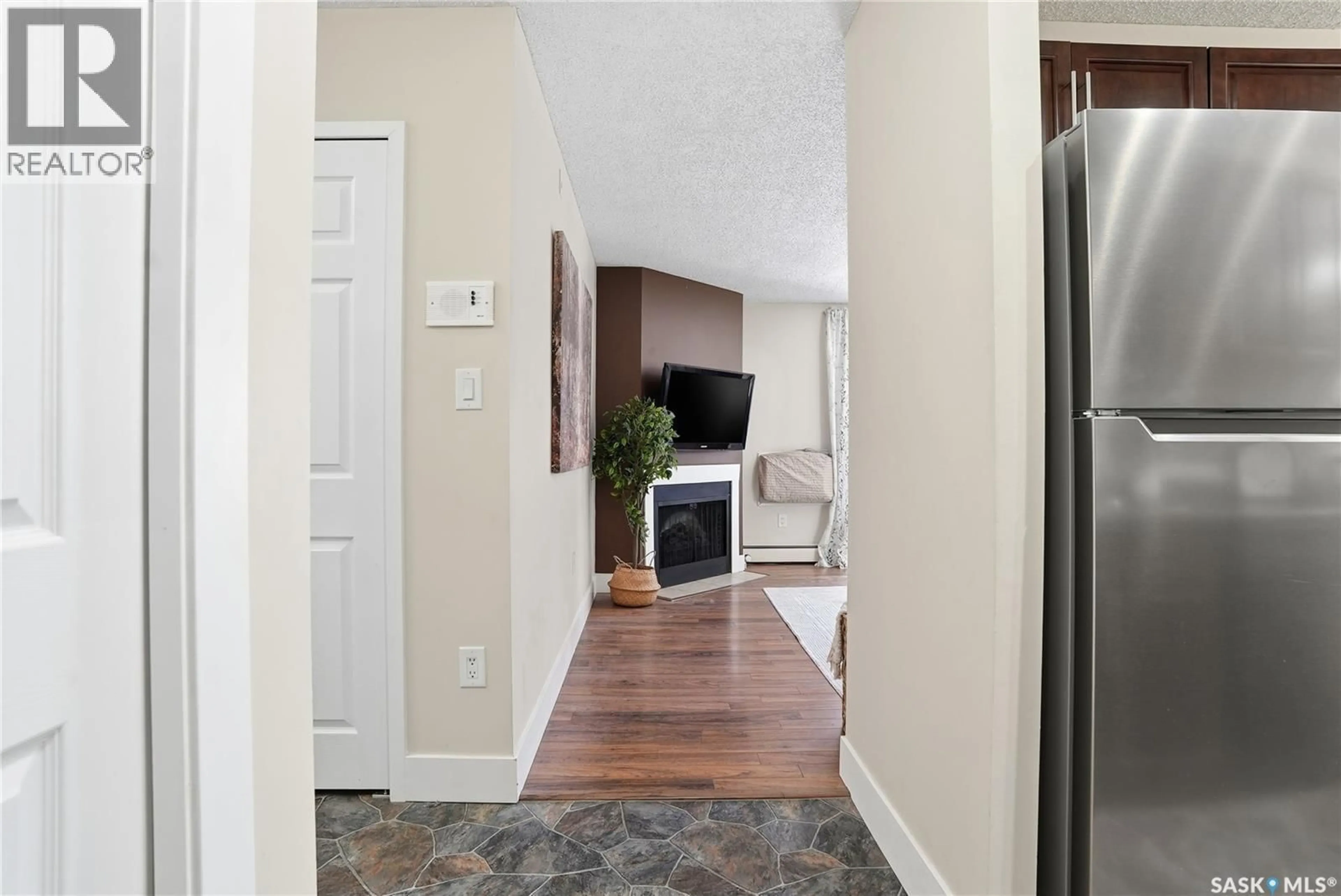 Indoor entryway for 274 - 15 PINEHOUSE DRIVE, Saskatoon Saskatchewan S7K4W9