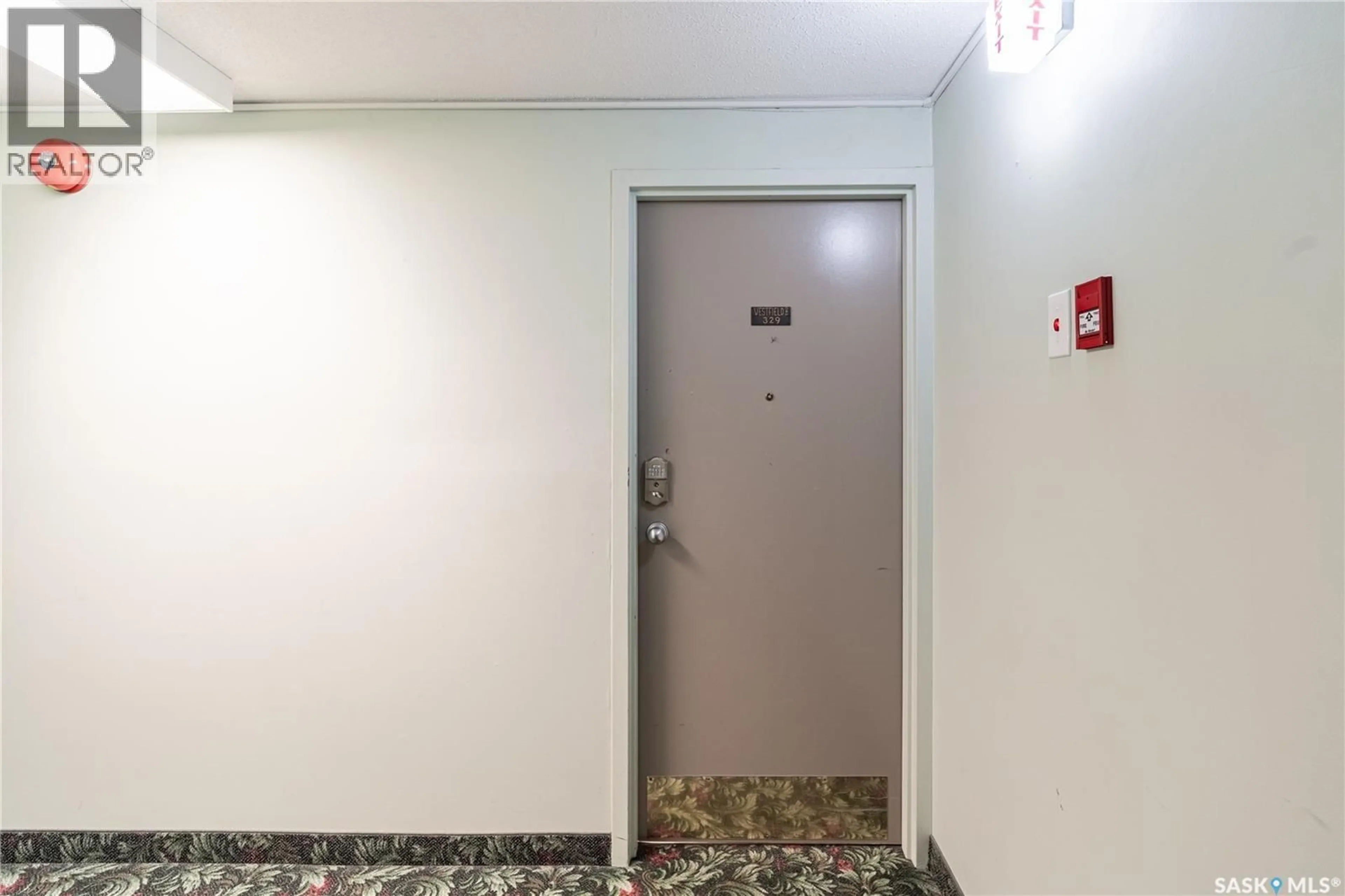 Indoor foyer for 329 WESTFIELD DRIVE, Regina Saskatchewan S4S6A3