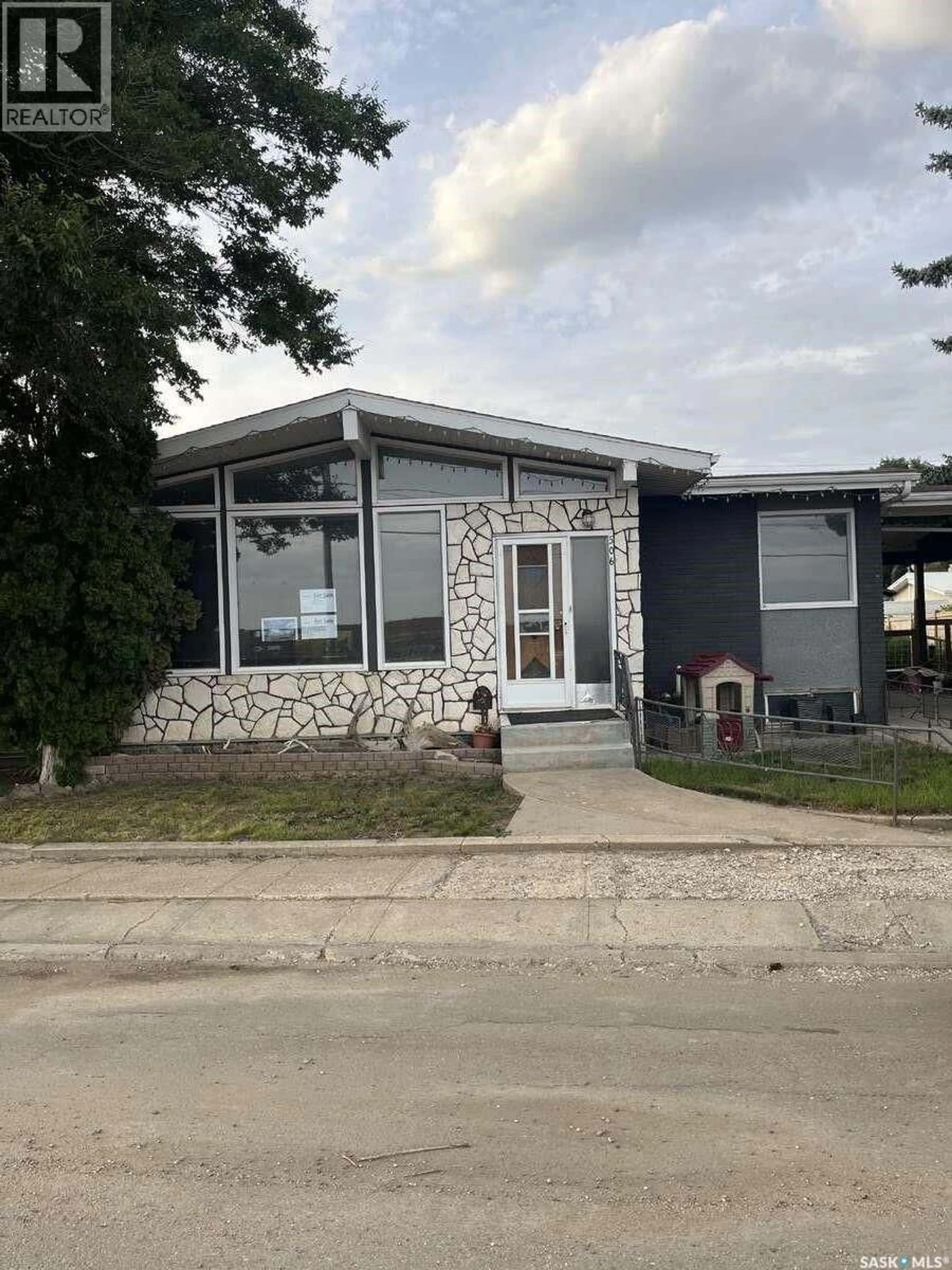 Home with vinyl exterior material, street for 506 1ST AVENUE, Leader Saskatchewan S0N1H0