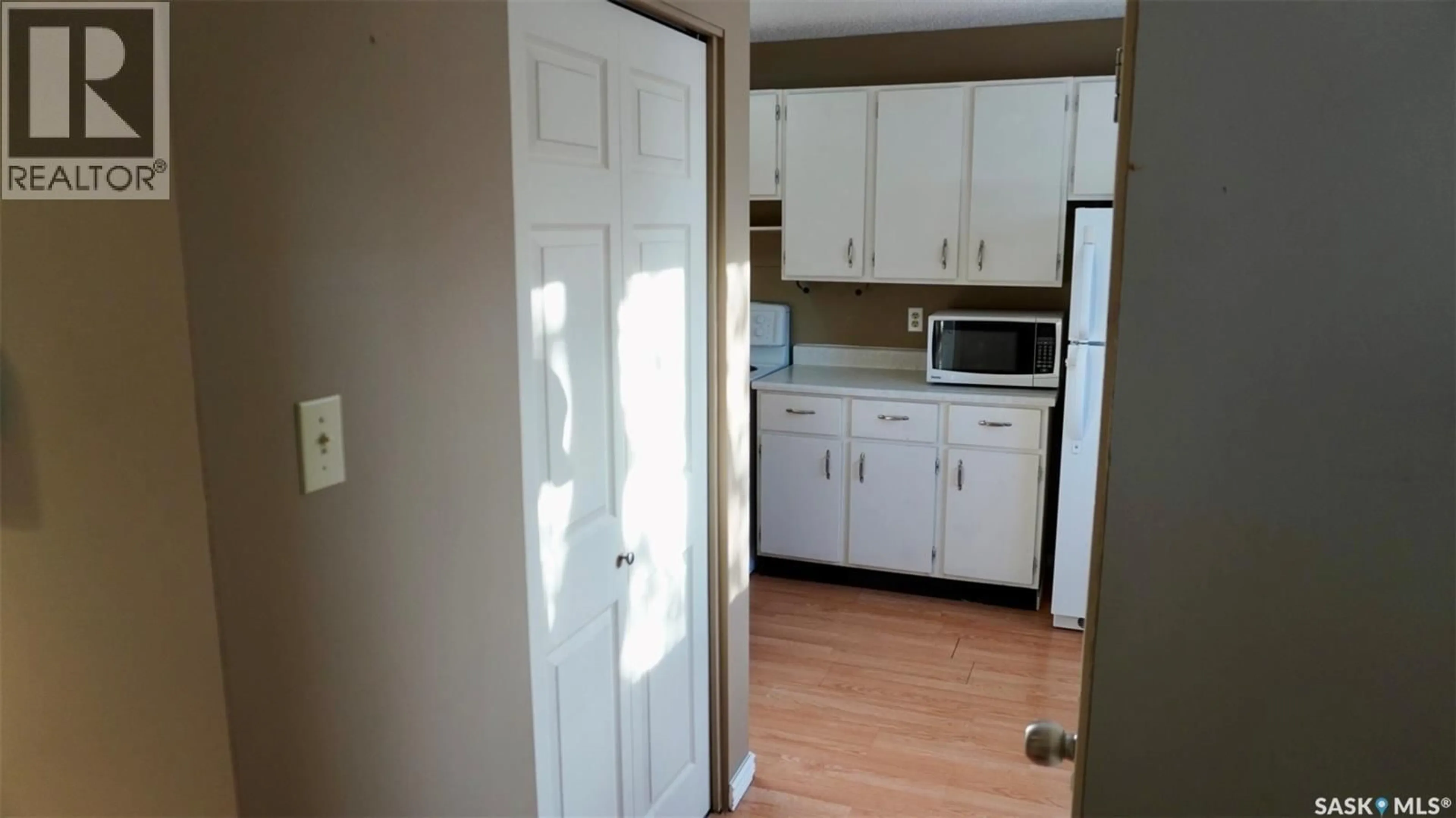 Standard kitchen, unknown for 14 330 HAIGHT CRESCENT, Saskatoon Saskatchewan S7H4V9