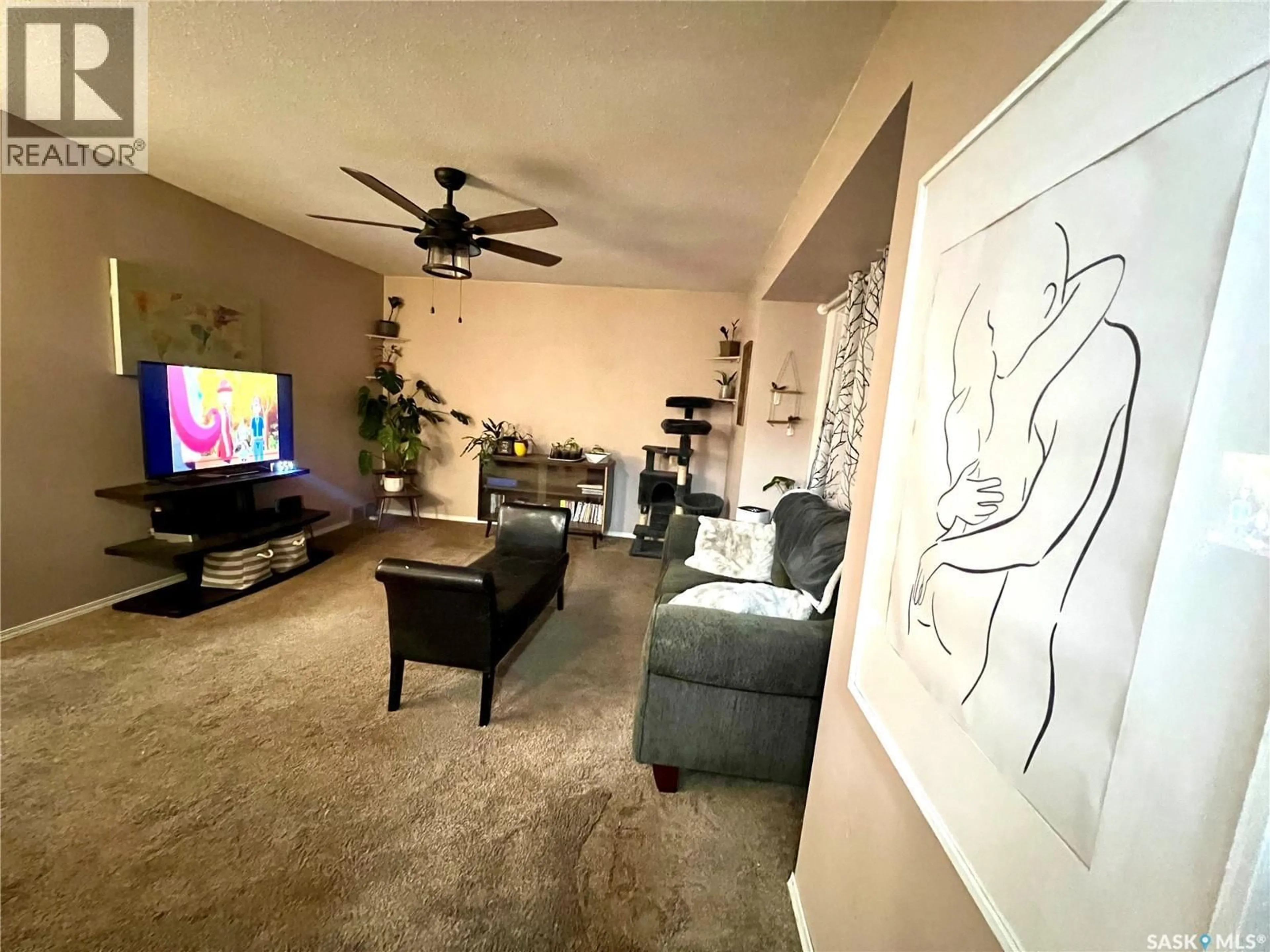 Living room with furniture, unknown for 375 7TH AVENUE NW, Swift Current Saskatchewan S9H0Z1