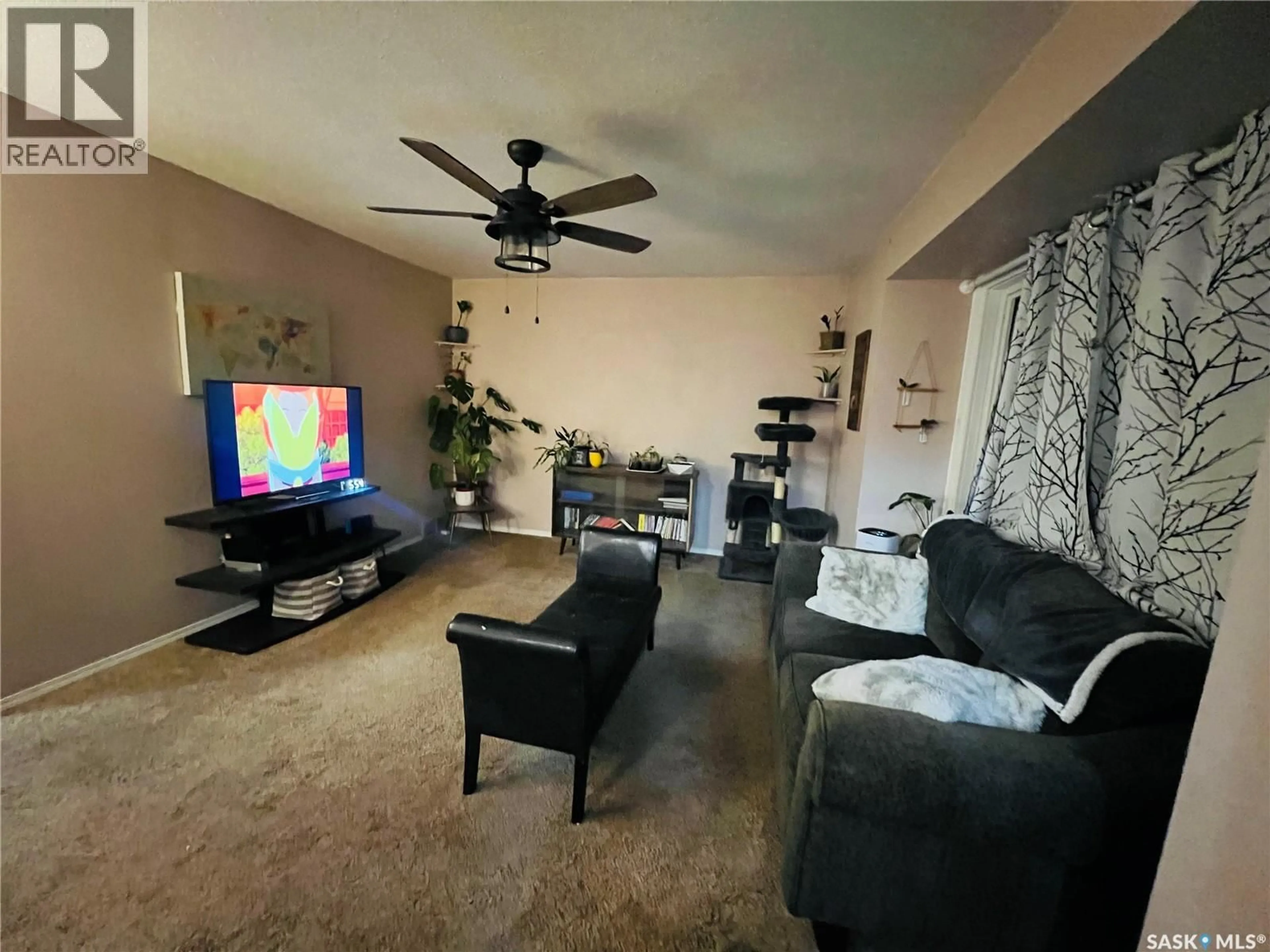 Living room with furniture, unknown for 375 7TH AVENUE NW, Swift Current Saskatchewan S9H0Z1