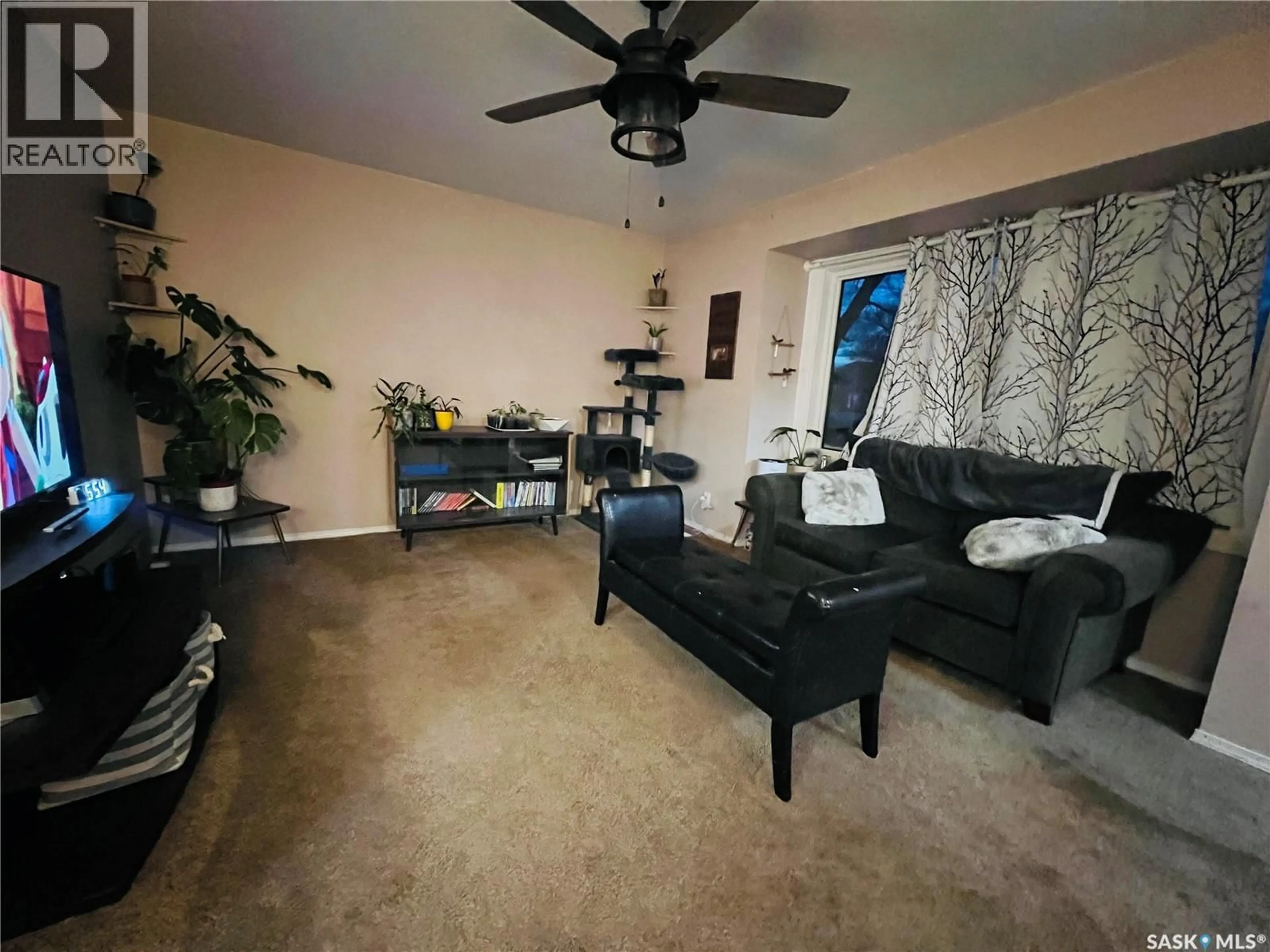 Living room with furniture, unknown for 375 7TH AVENUE NW, Swift Current Saskatchewan S9H0Z1