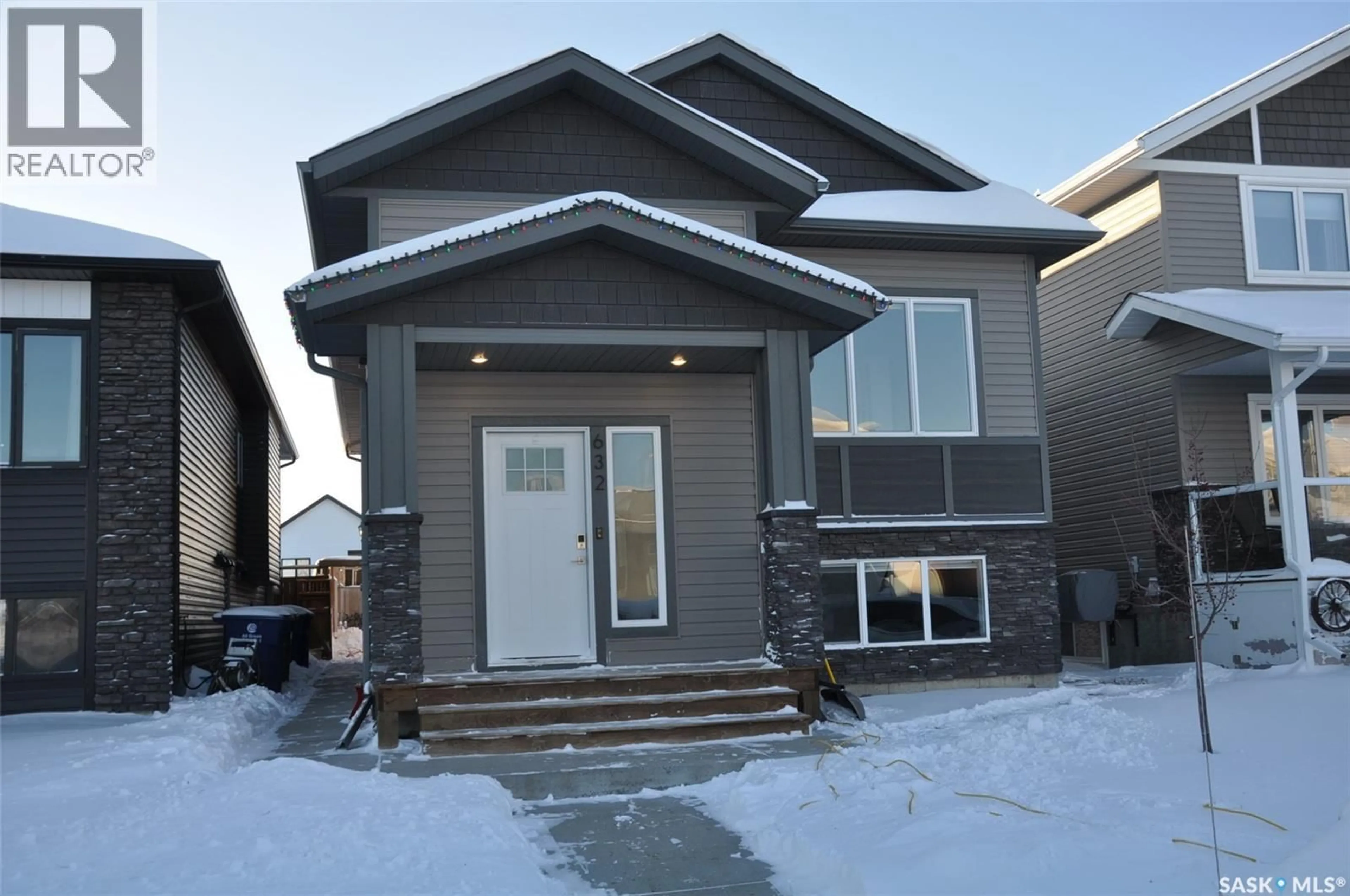 Home with vinyl exterior material, street for 632 ELLS CRESCENT, Saskatoon Saskatchewan S7L6K8