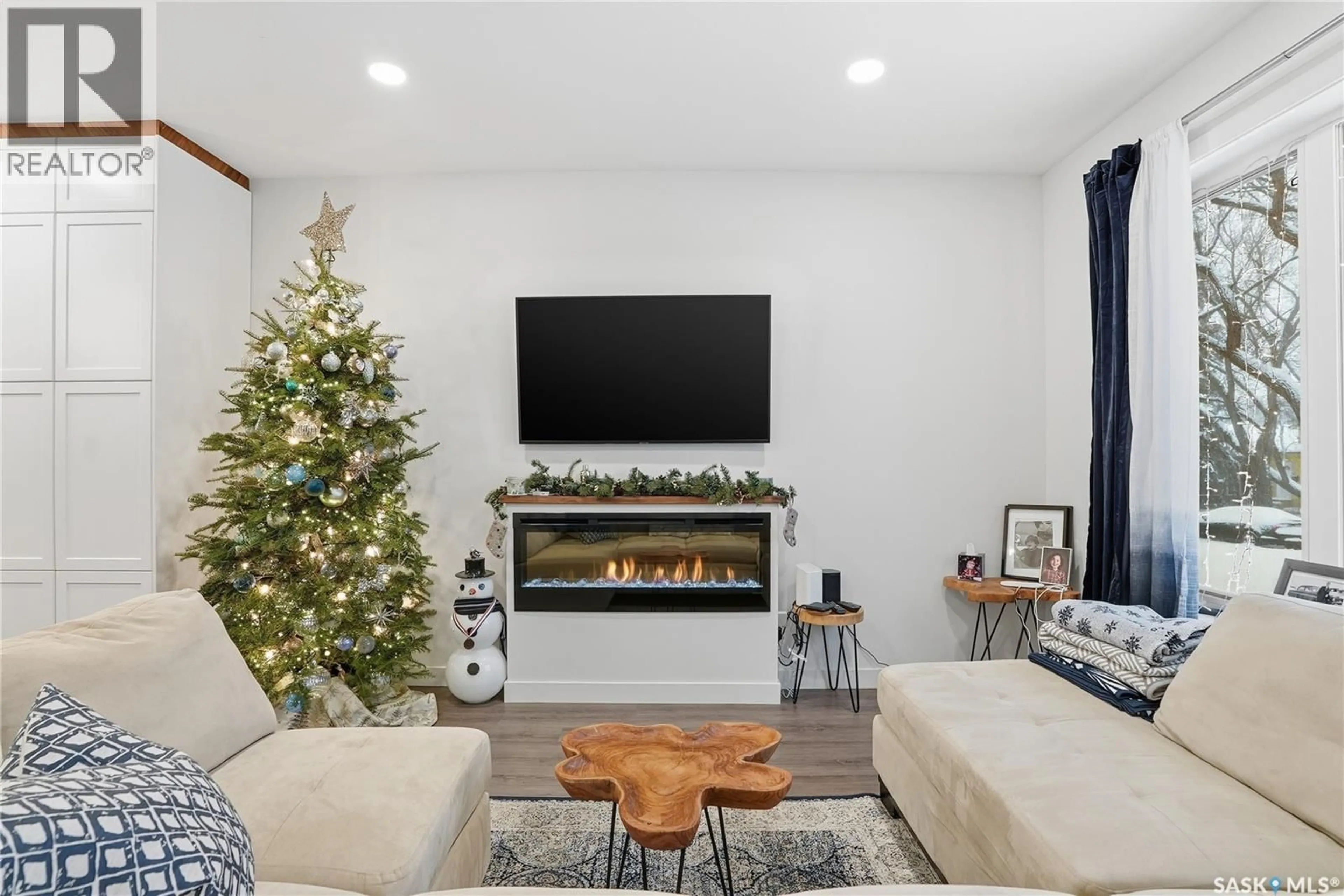 Living room with furniture, unknown for 712 7TH STREET, Saskatoon Saskatchewan S7H0Y2