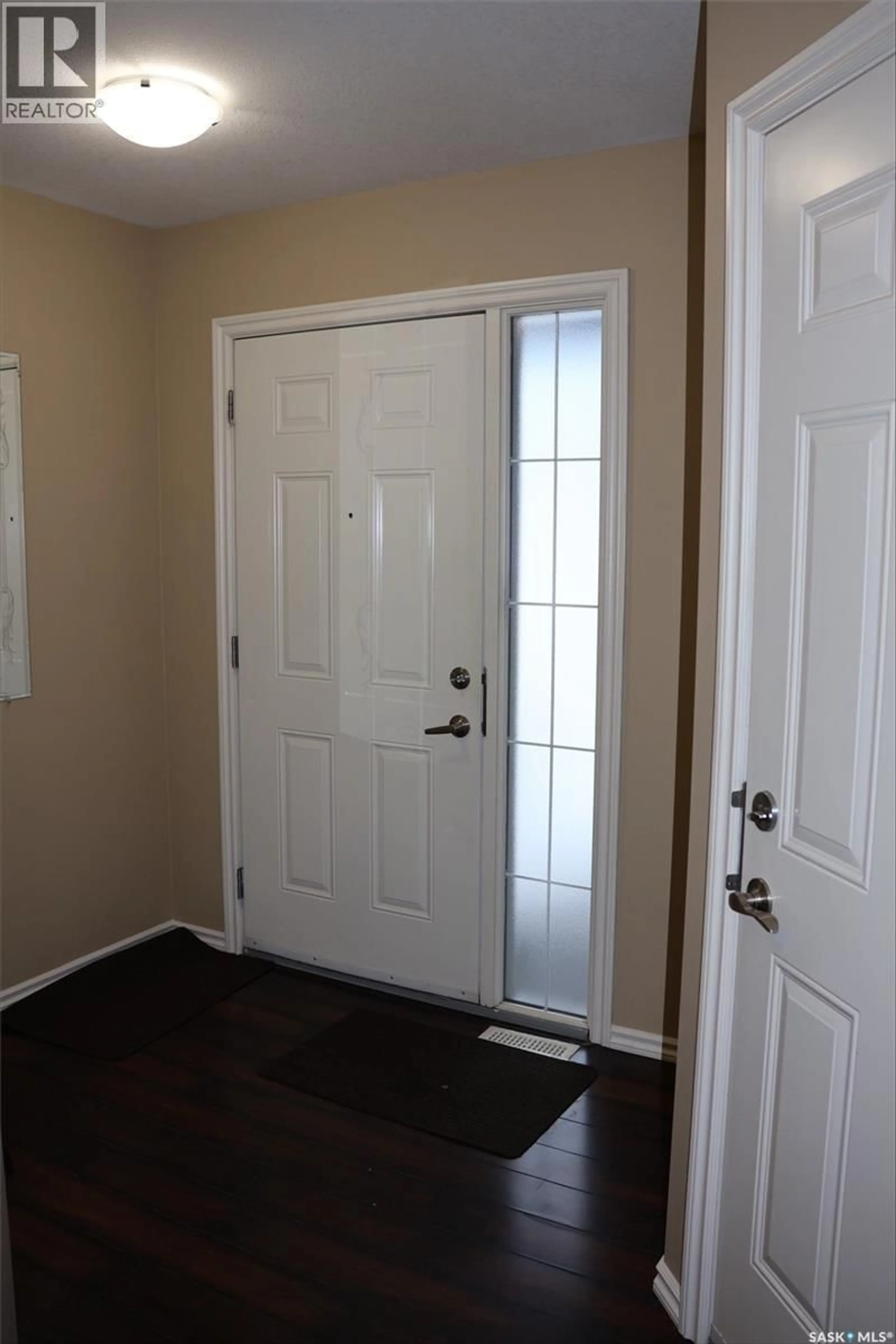 Indoor entryway for 410 615 LYND CRESCENT, Saskatoon Saskatchewan S7T0G8